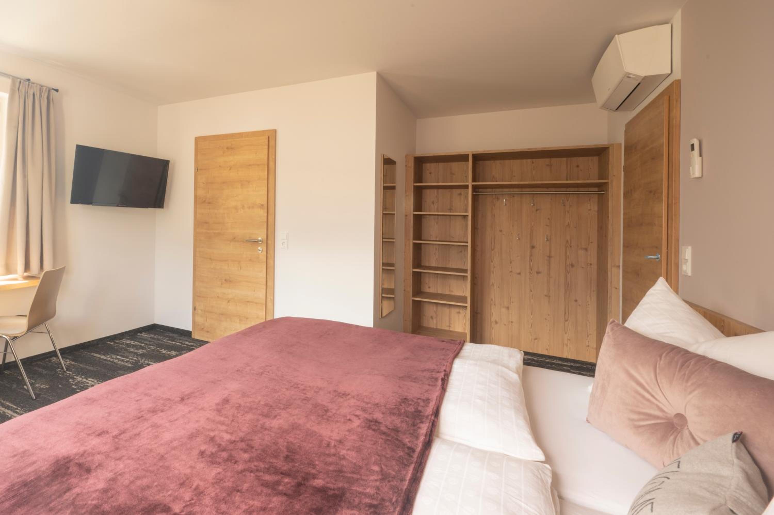 Double or Twin Room with Mountain View