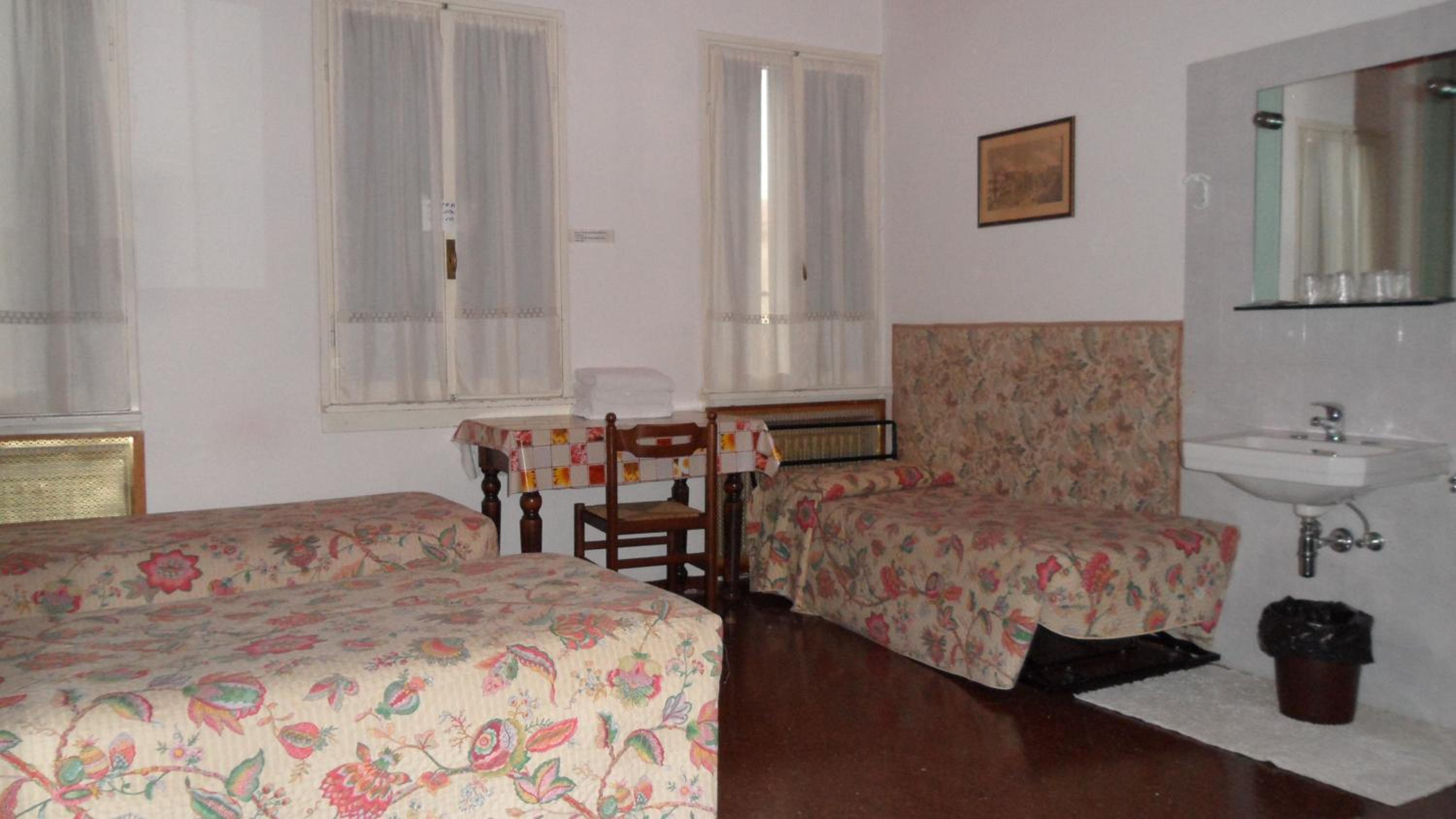 Quadruple Room With Shared Bathroom photo 2