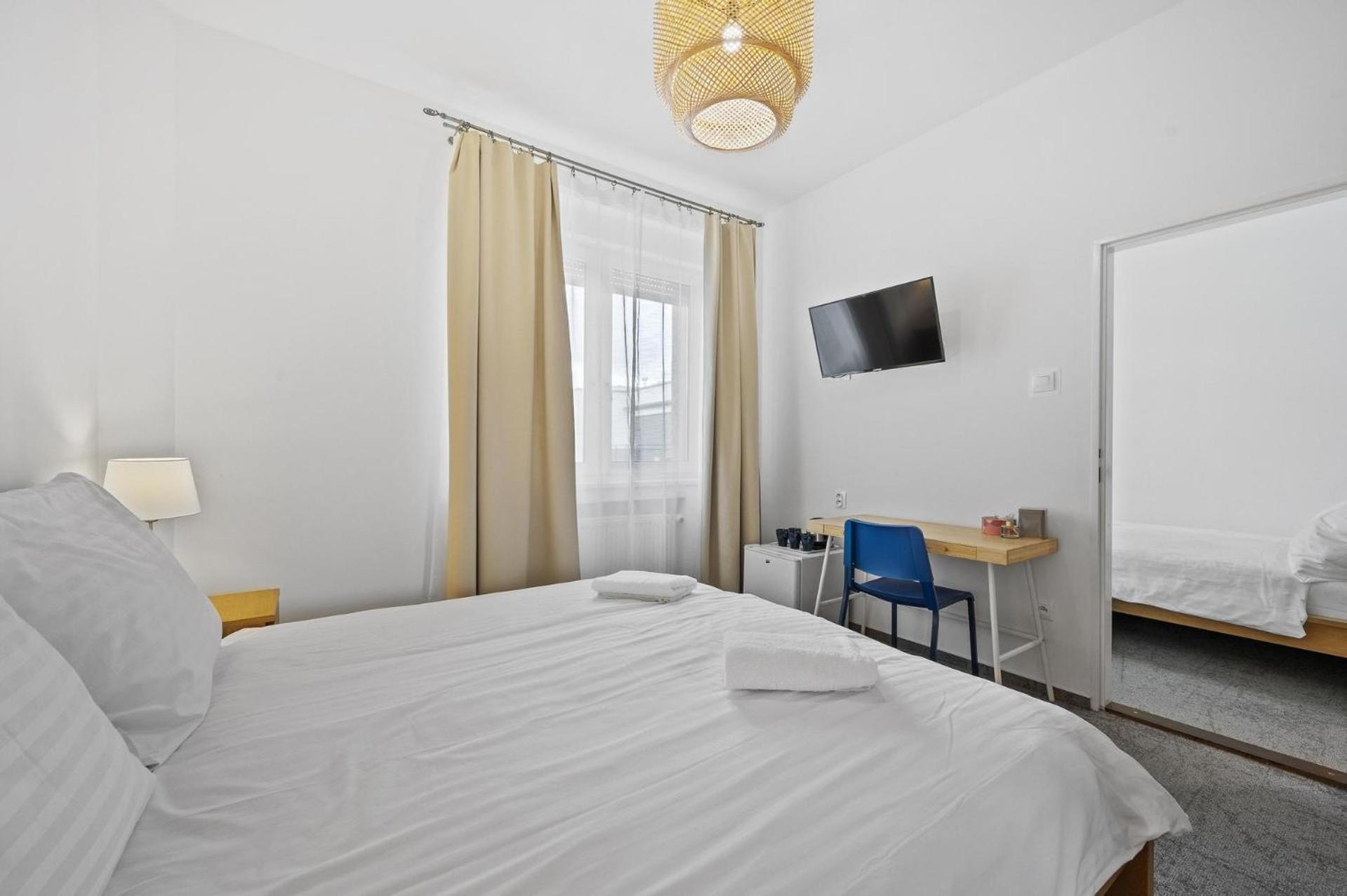 Quadruple Room with Balcony - Photo 3