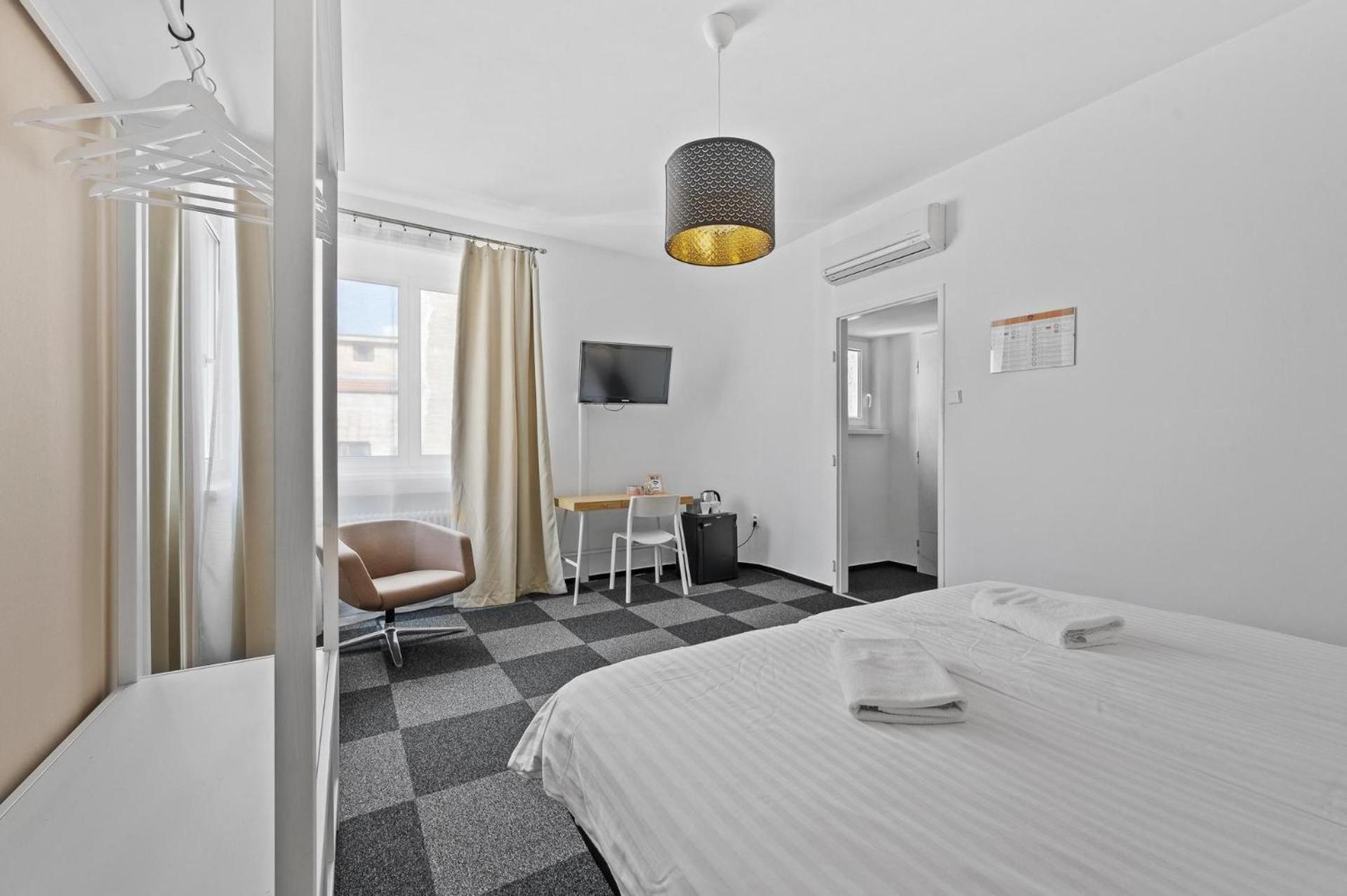 Double Room - Photo 5