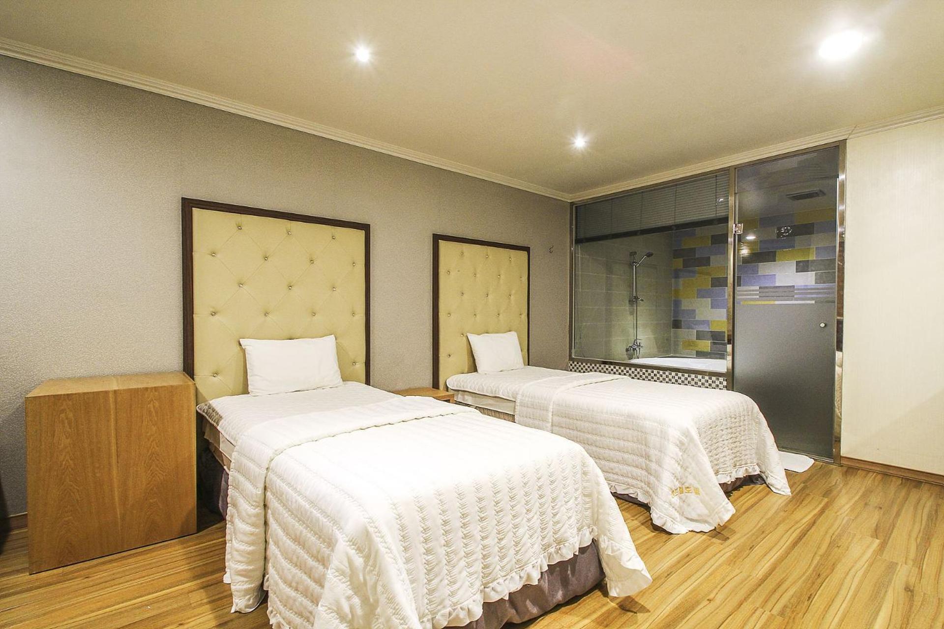 Standard Twin Room photo 2