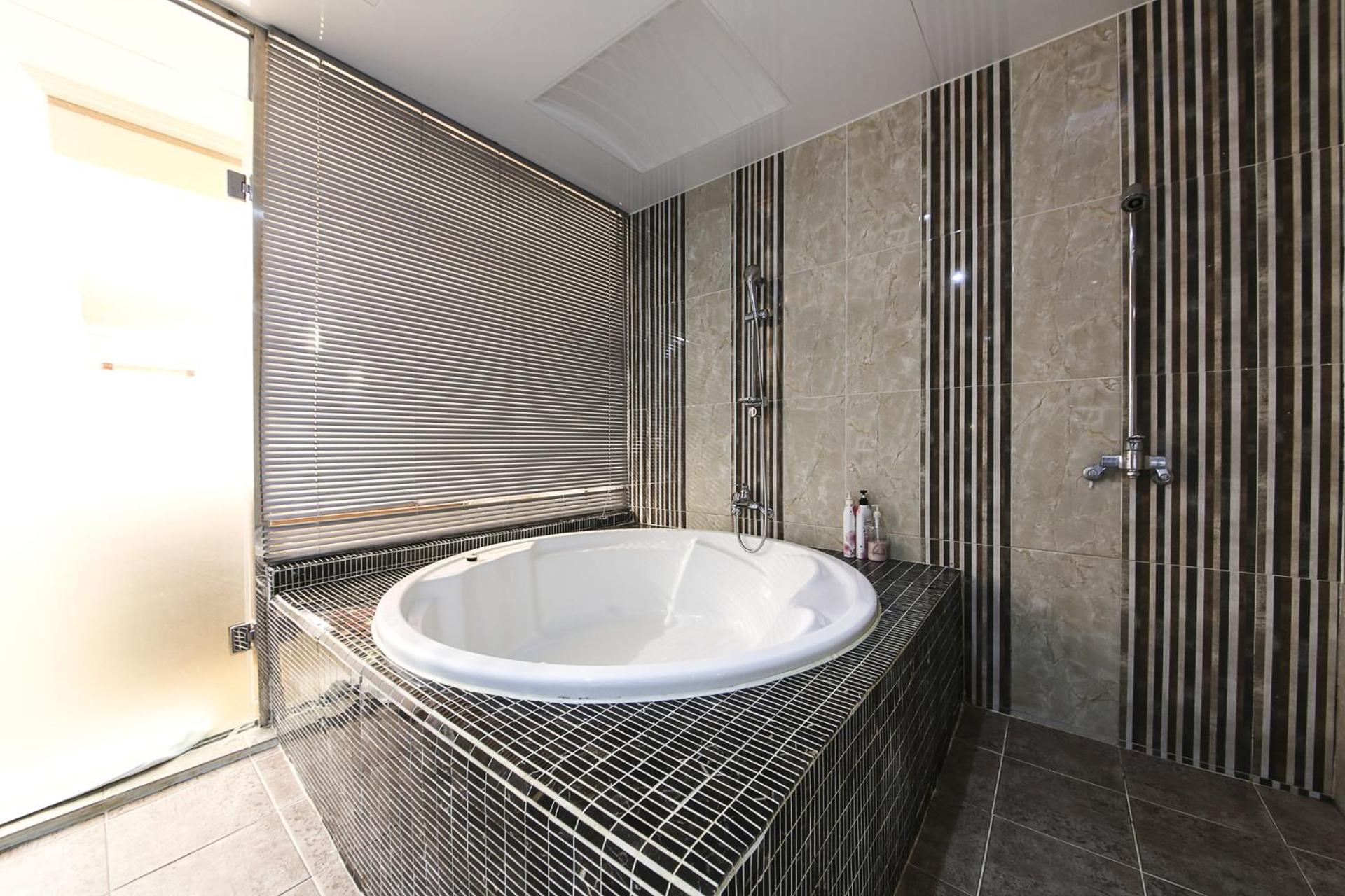 Deluxe Double Room (2 Adults + 1 Child) photo 3