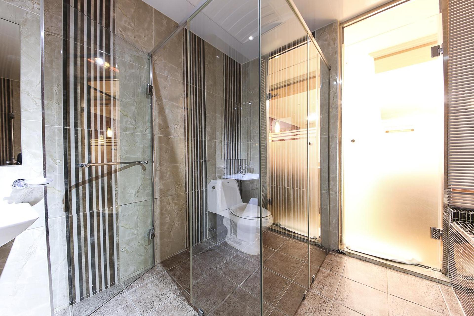 Deluxe Double Room (2 Adults + 1 Child) photo 2