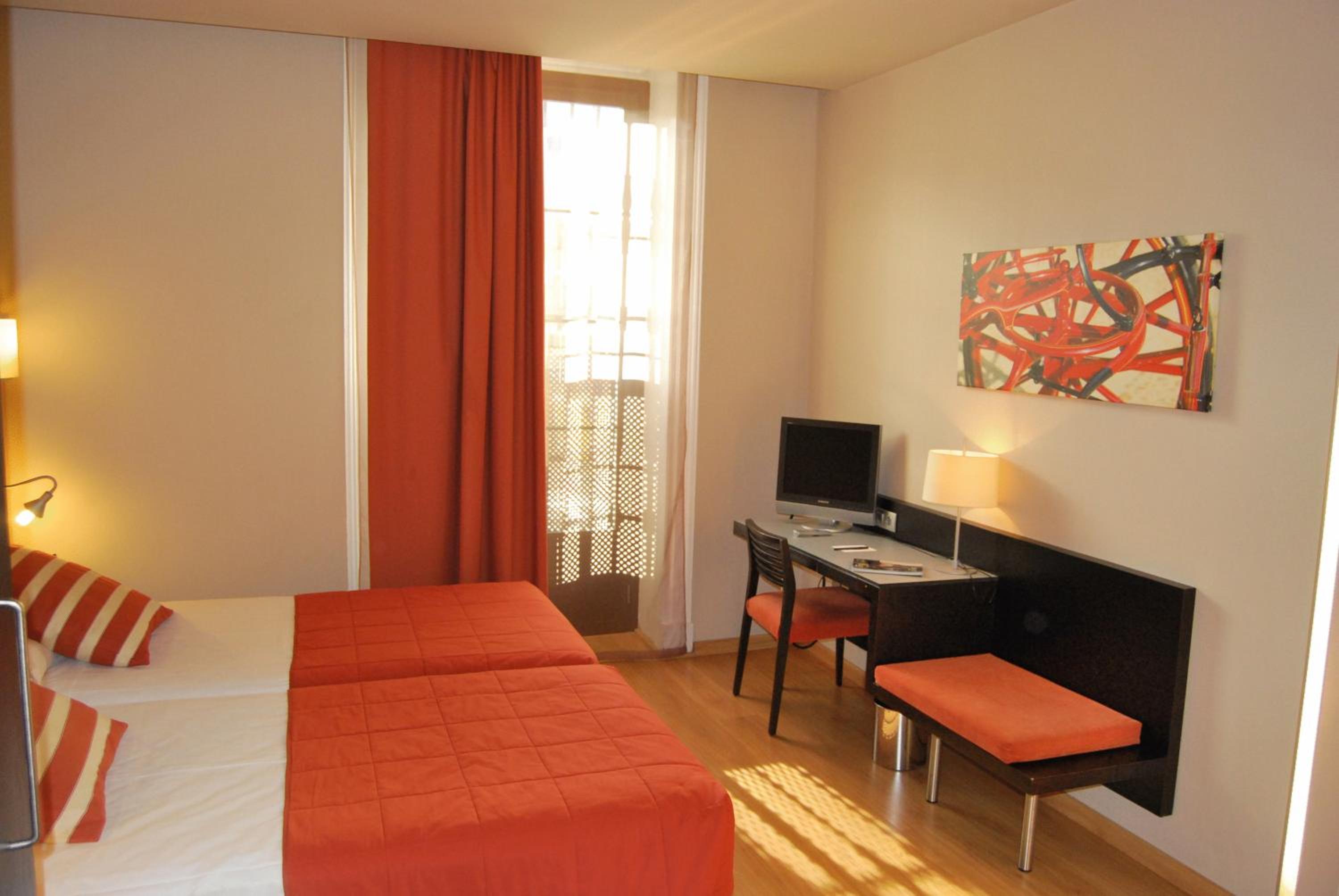 Double Room with Balcony - Photo 1