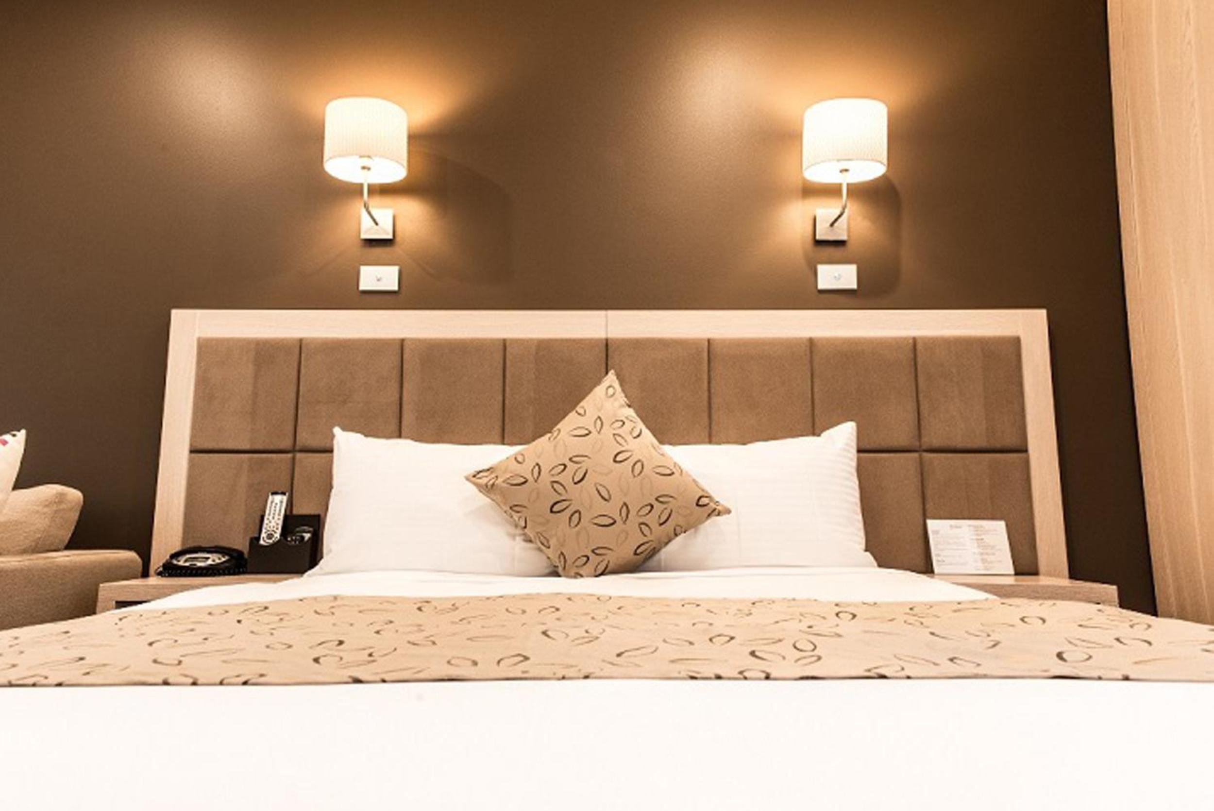 Premium King Room - Photo 9