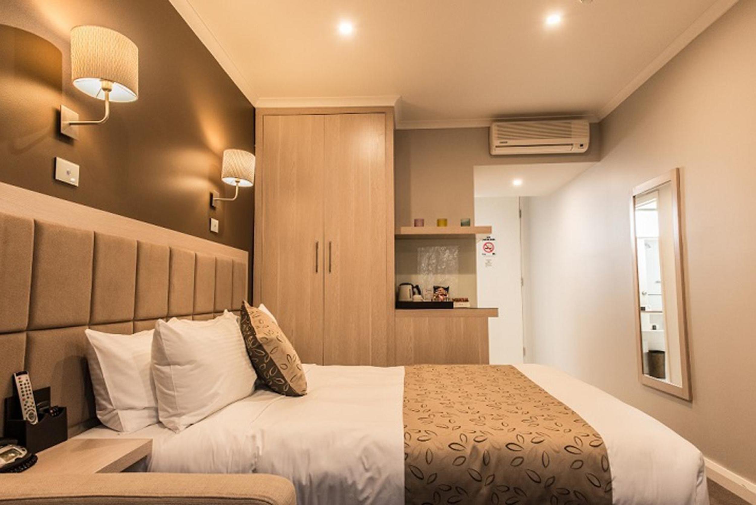 Premium King Room - Photo 8