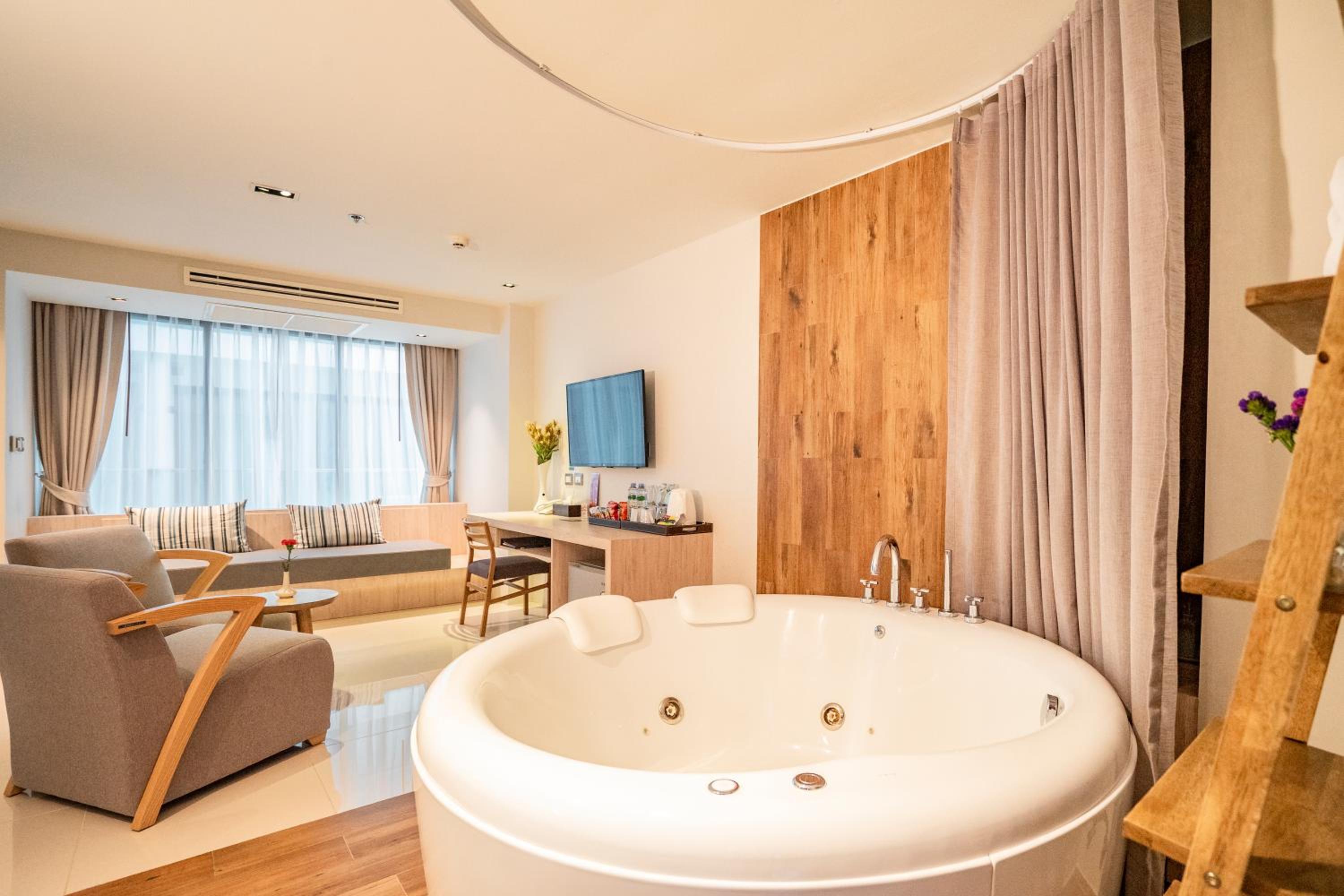 Grand Deluxe Jacuzzi