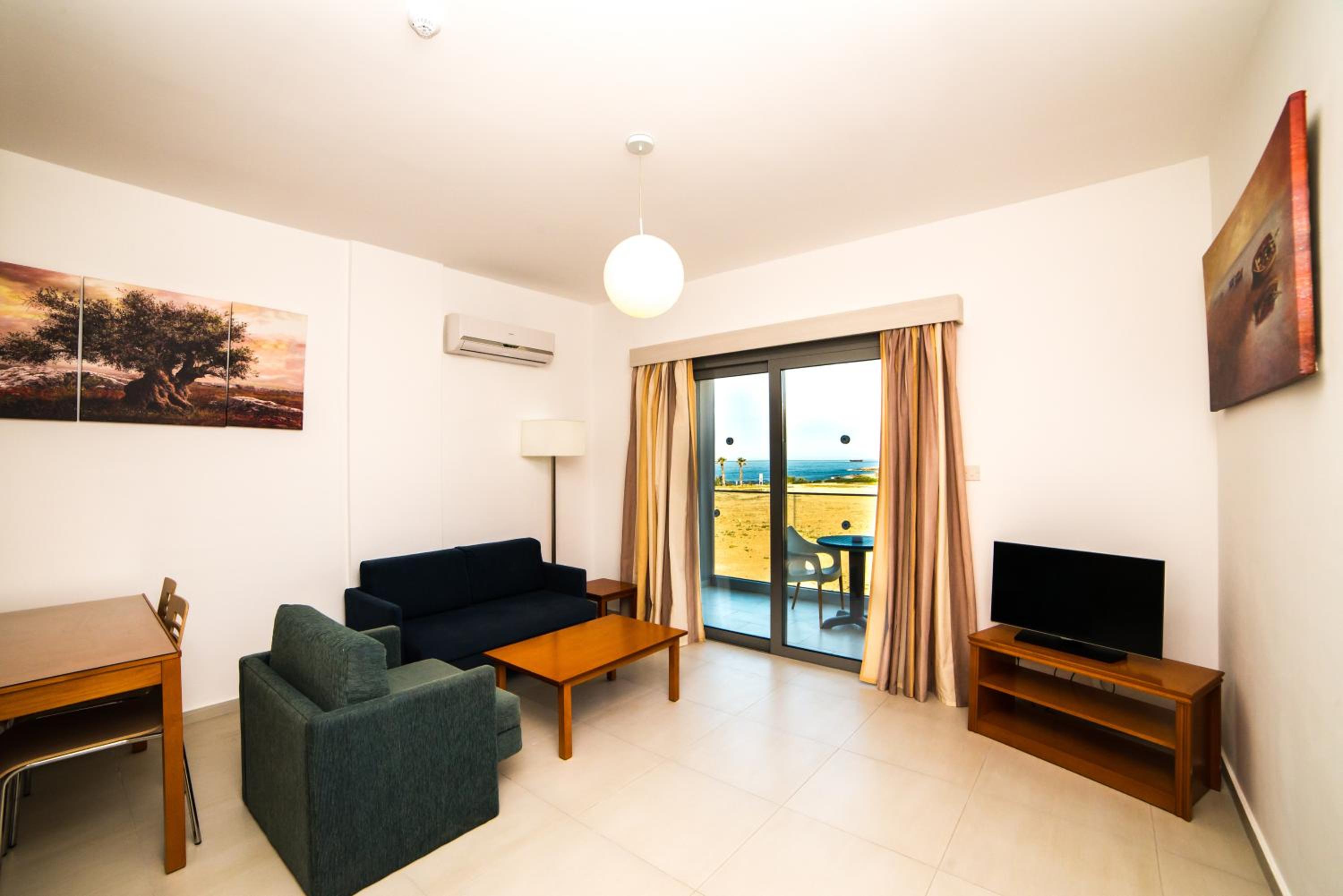Superior Three-Bedroom Apartment with Panoramic View to the Sea photo 3