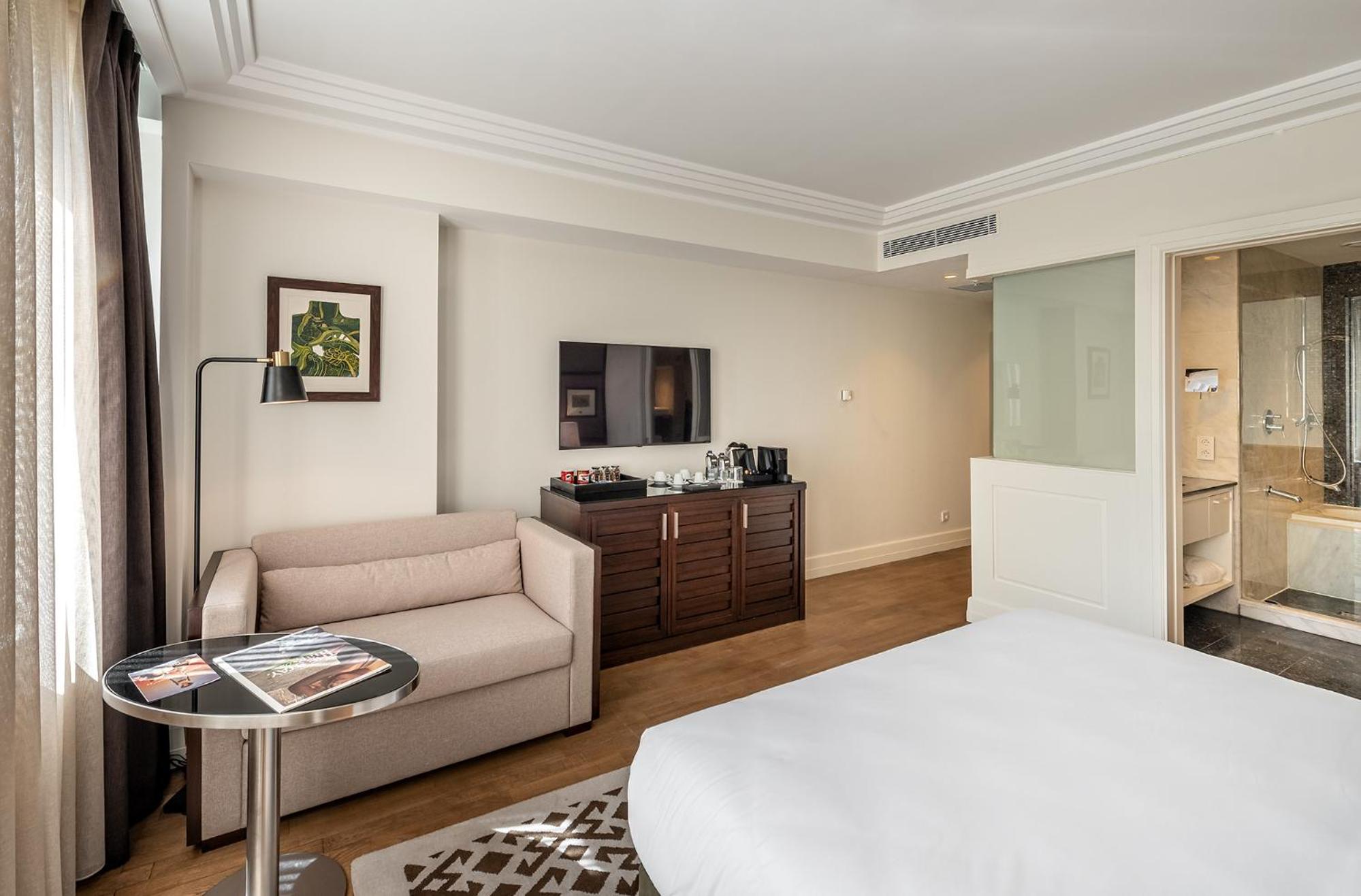 Superior King Room thumbnail 5
