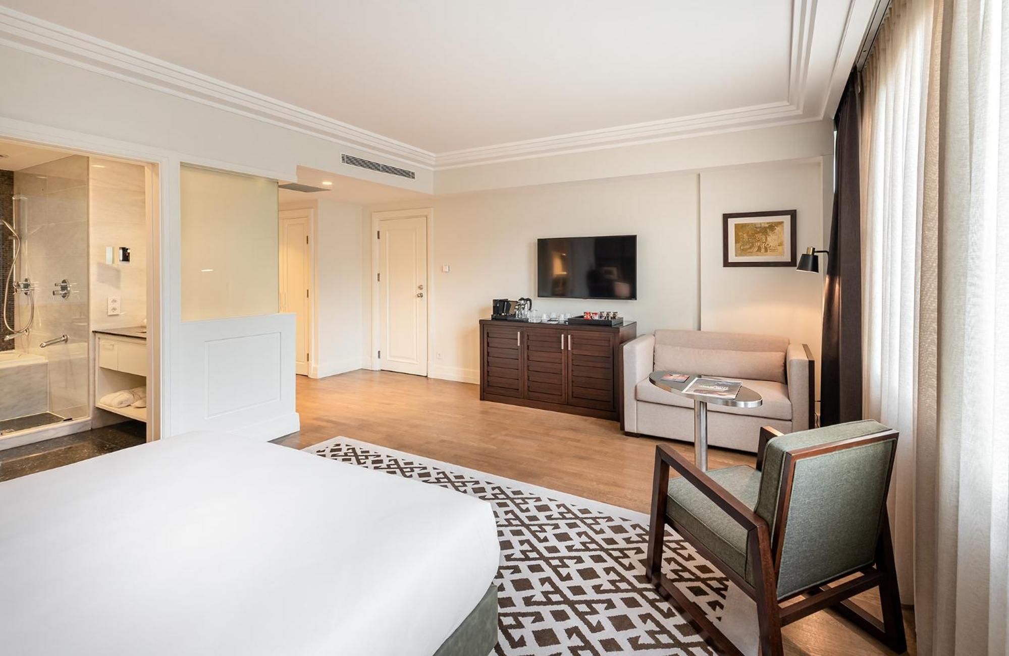 Grand Superior Room