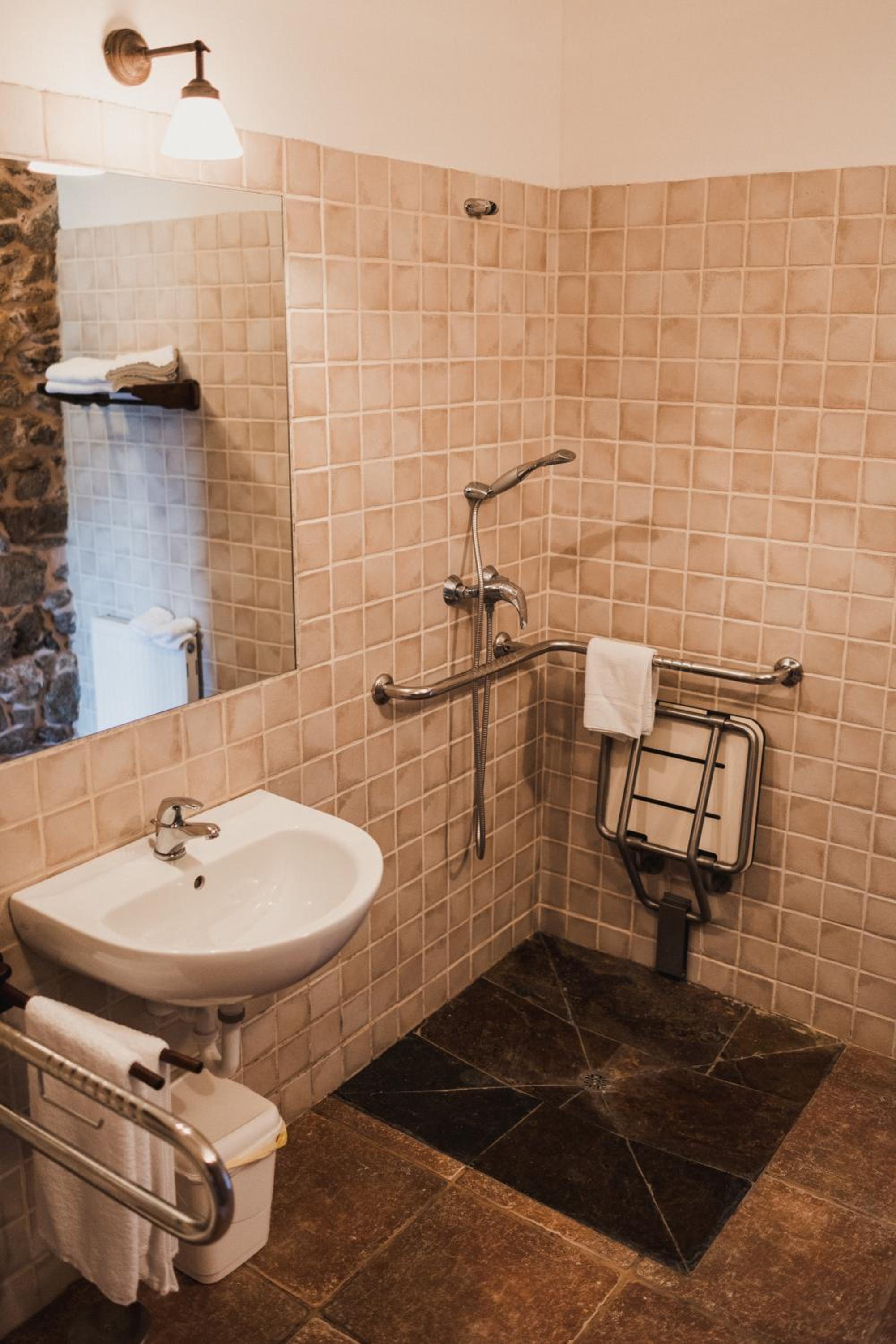 Twin Room - Disability Access - Photo 3
