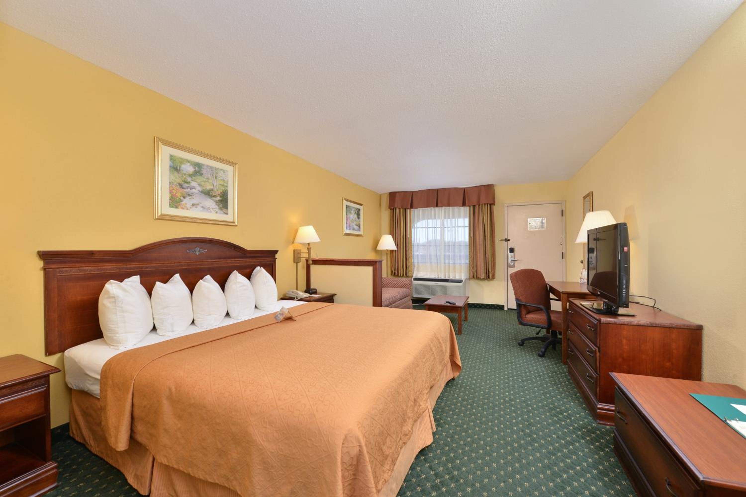 King Room with Roll-in Shower - Disability Access - Non-Smoking - Photo 2