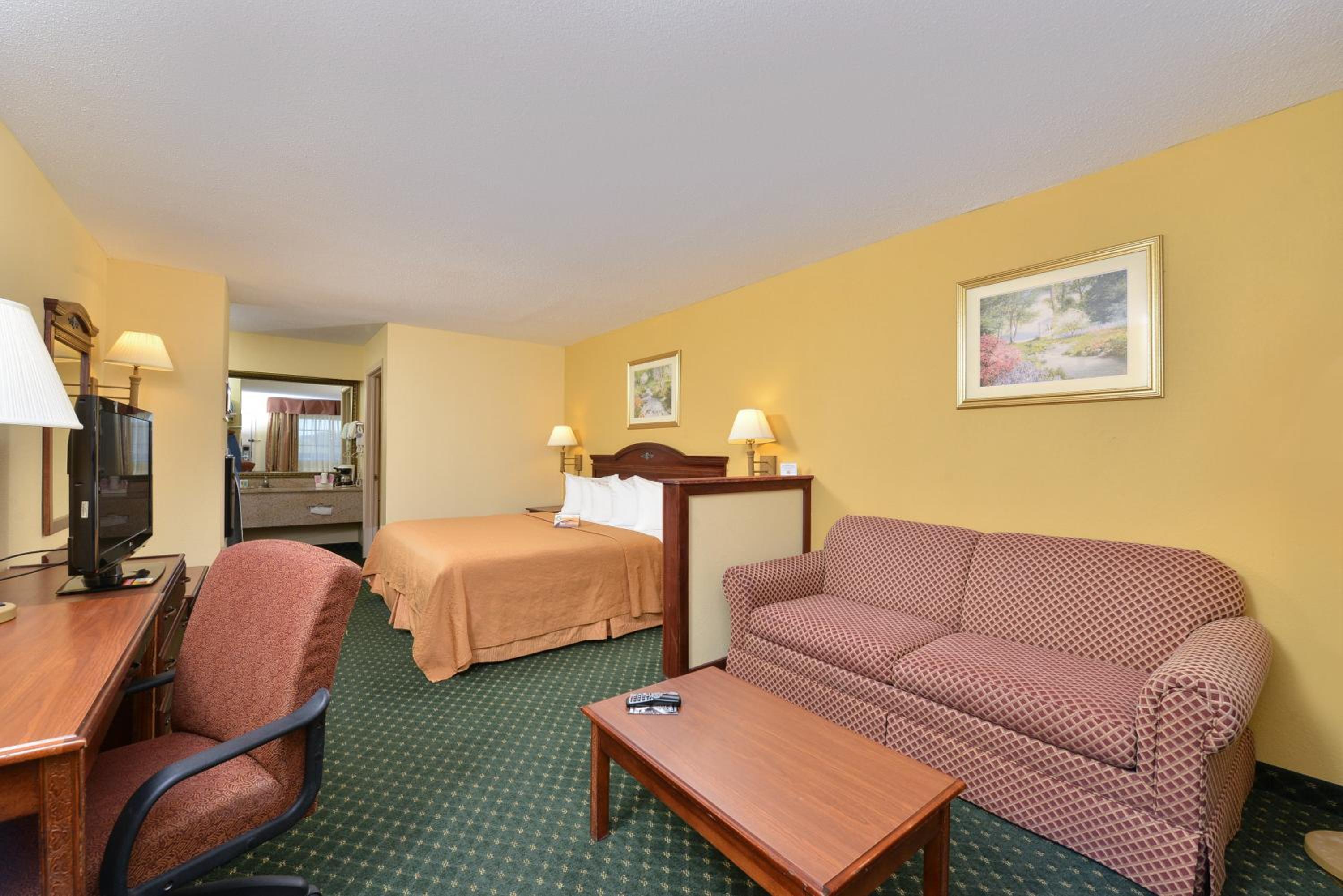 King Room with Roll-in Shower - Disability Access - Non-Smoking - Photo 4
