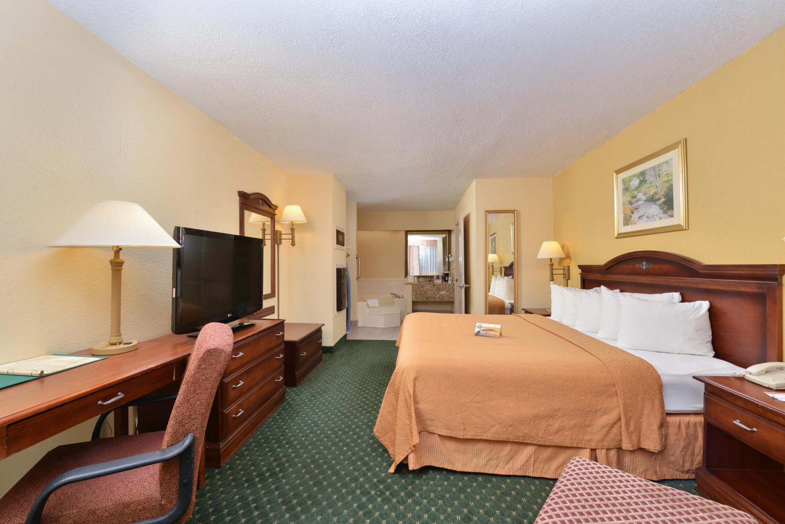 King Room with Roll-in Shower - Disability Access - Non-Smoking - Photo 3