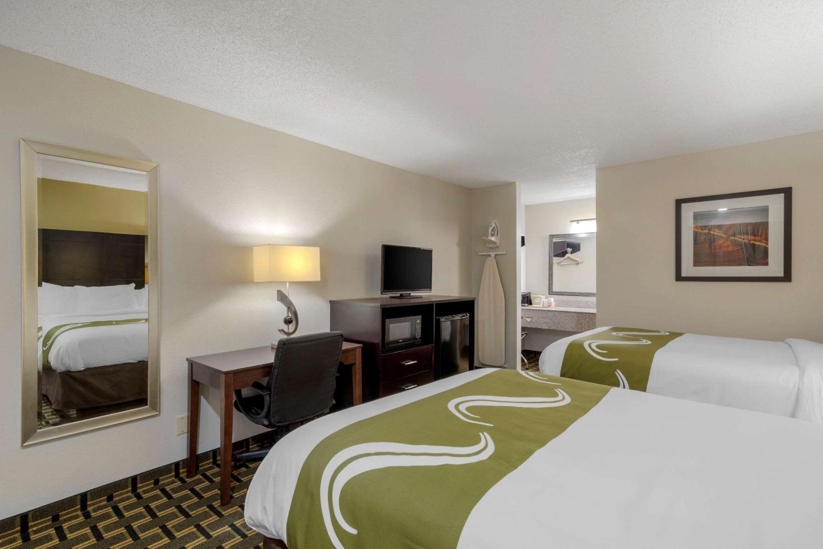 Double Room with Two Double Beds - Smoking - Photo 3