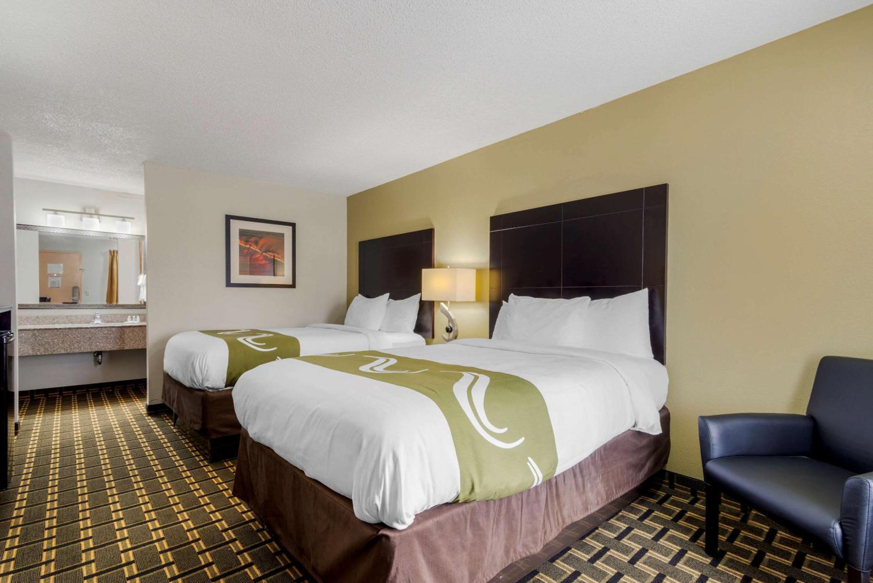 Double Room with Two Double Beds - Smoking - Photo 2