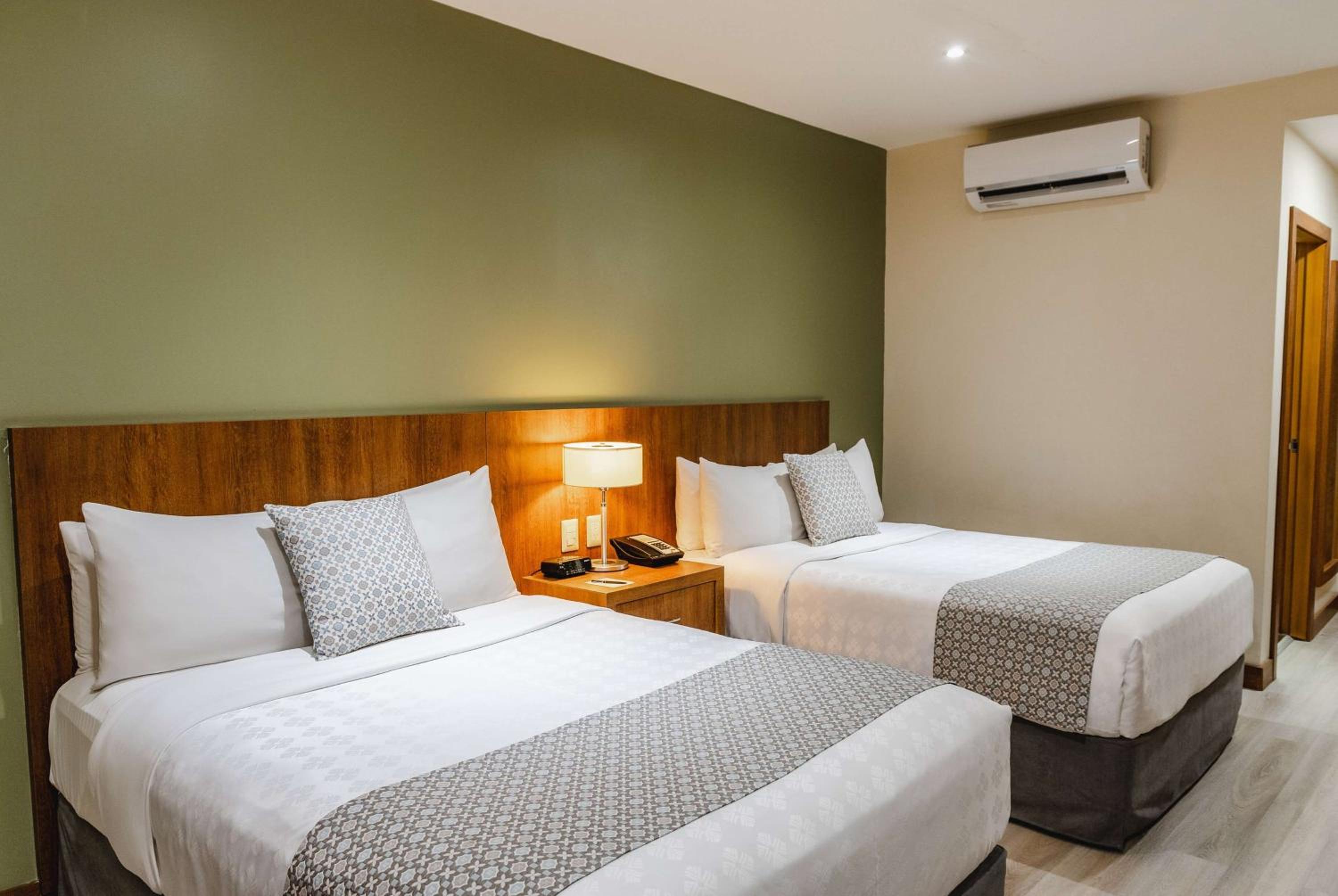 Business Room with Two Full Beds - Photo 2