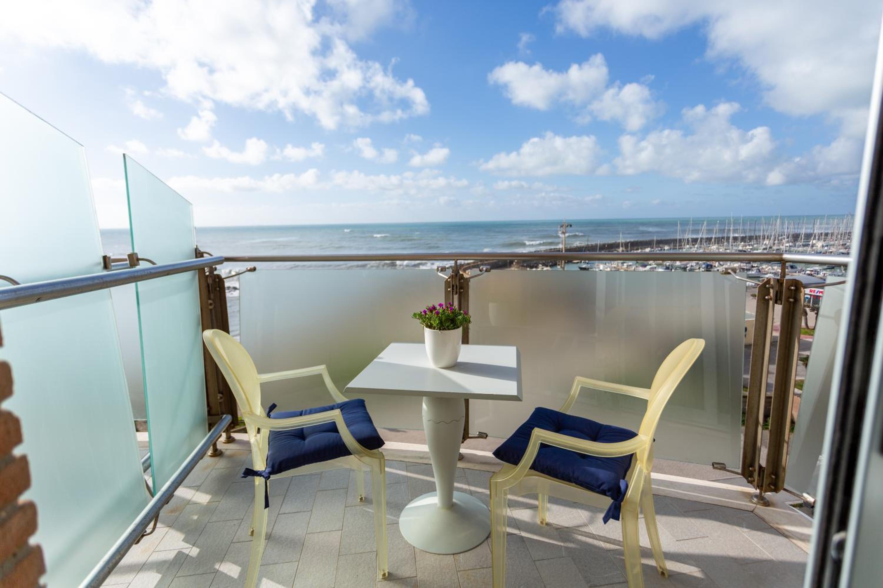Triple Room with Balcony and Sea View - Photo 3