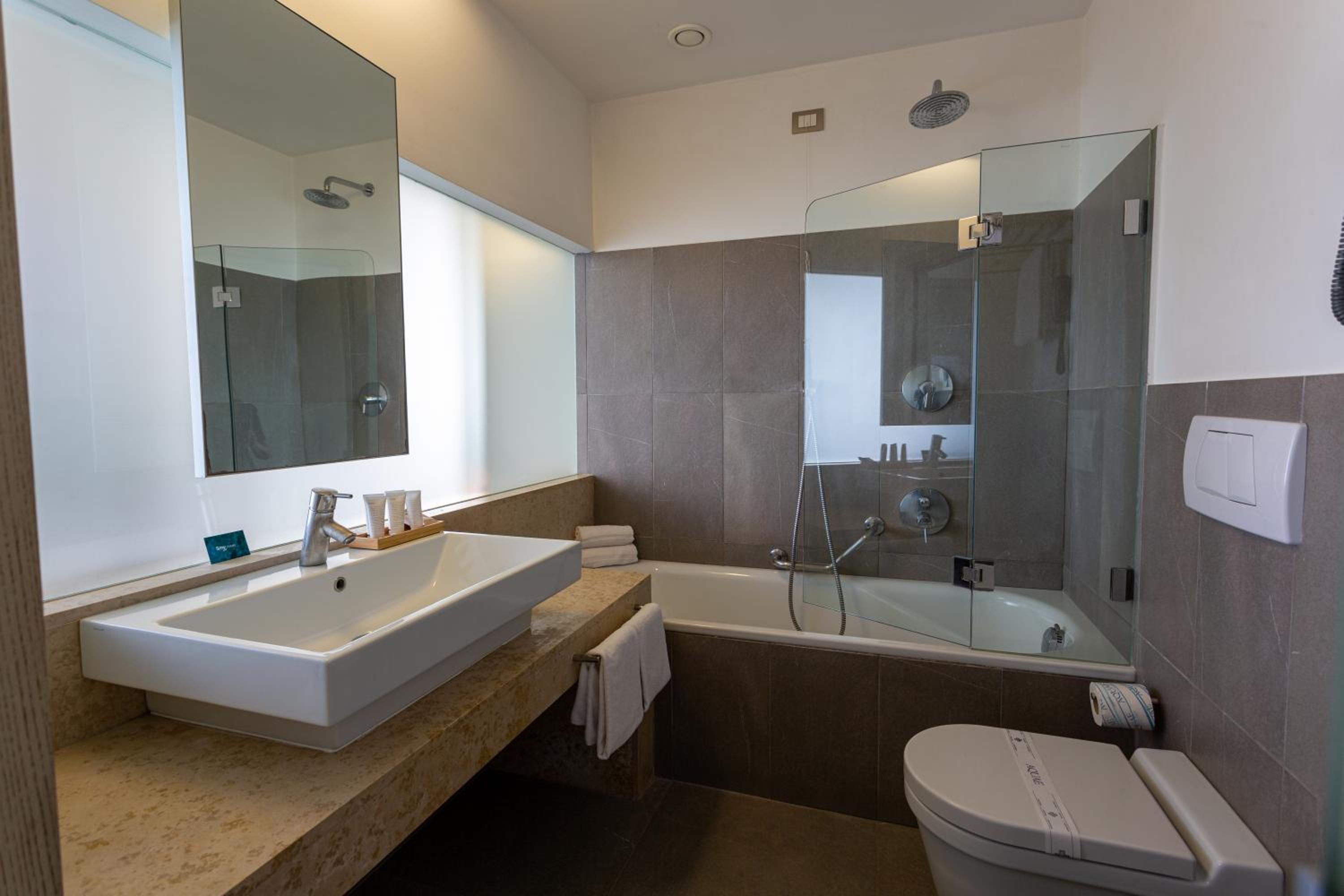 Triple Room with Balcony and Sea View - Photo 5