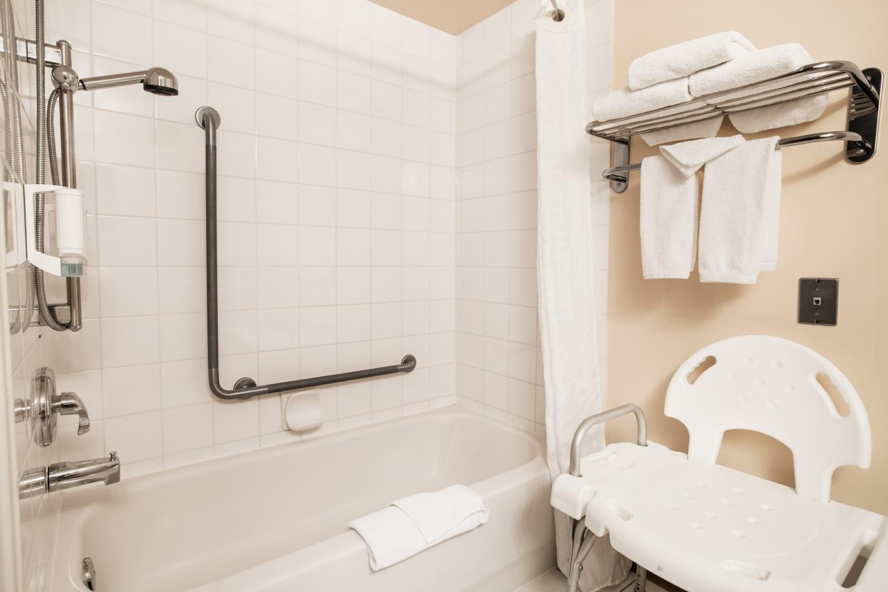 Queen Room - Mobility Access - Pet-Friendly/Non-Smoking photo 3