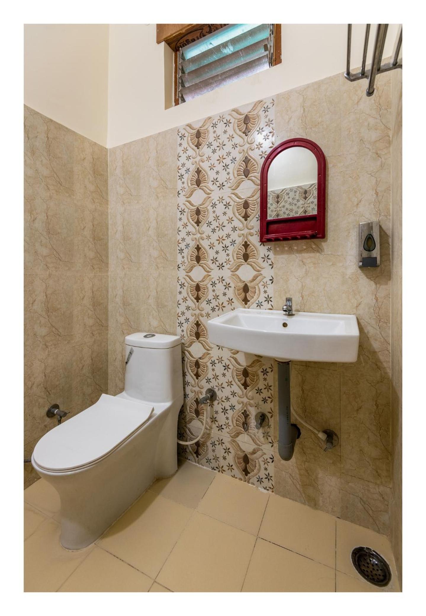 Family Room with Bathroom photo 2