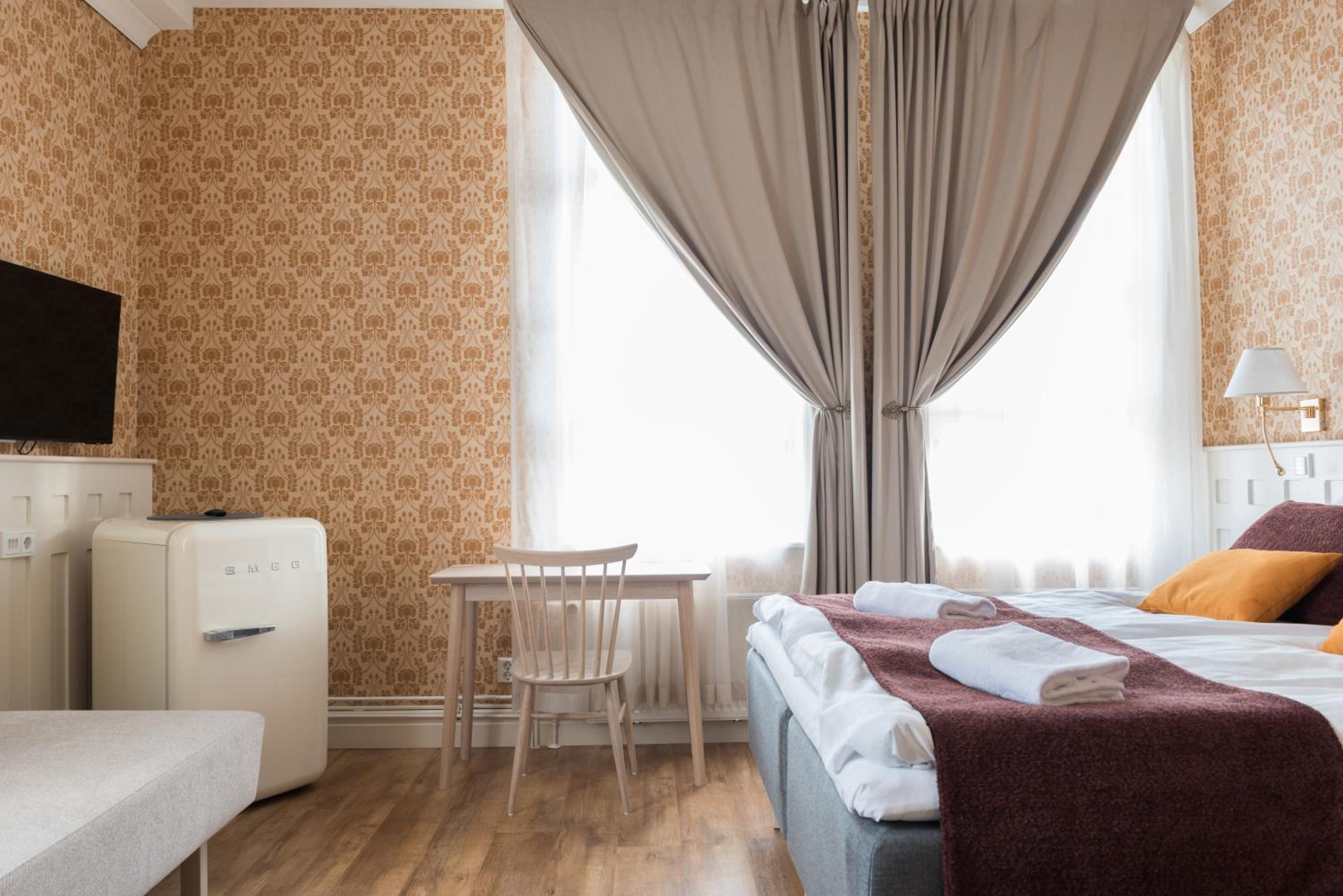 Double Room with Lake View - Photo 4