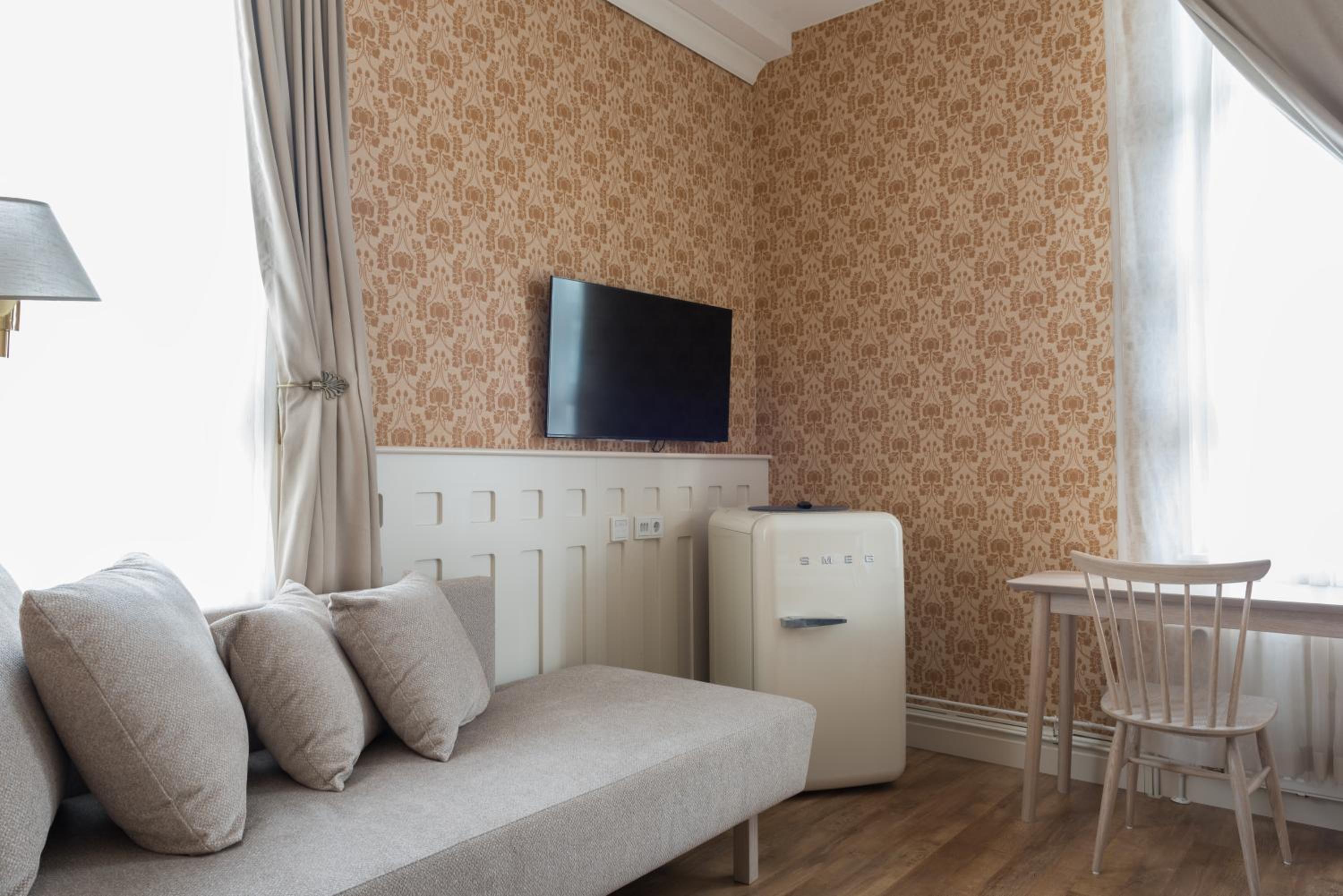 Double Room with Lake View - Photo 2