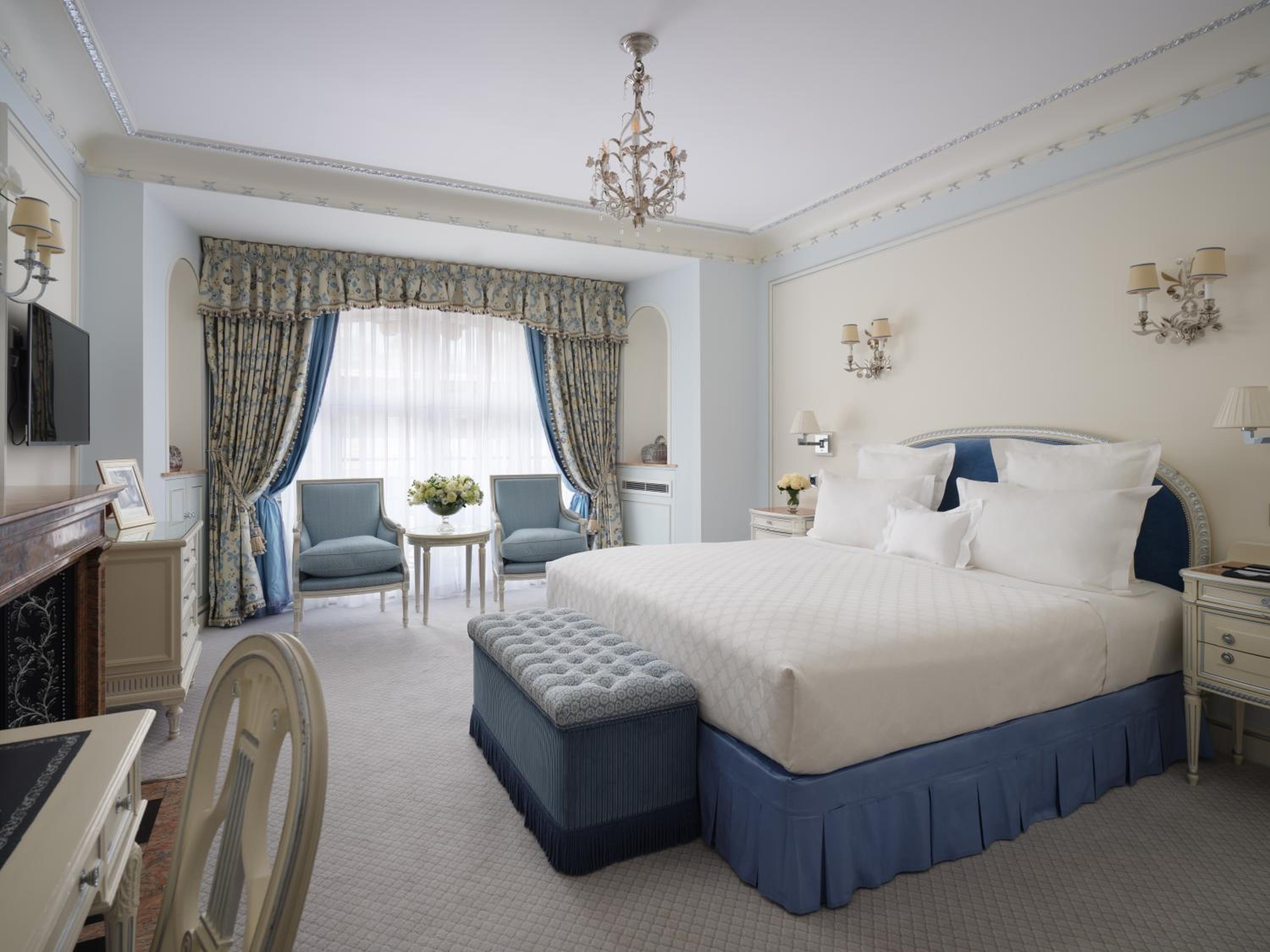 Superior King Room thumbnail 5