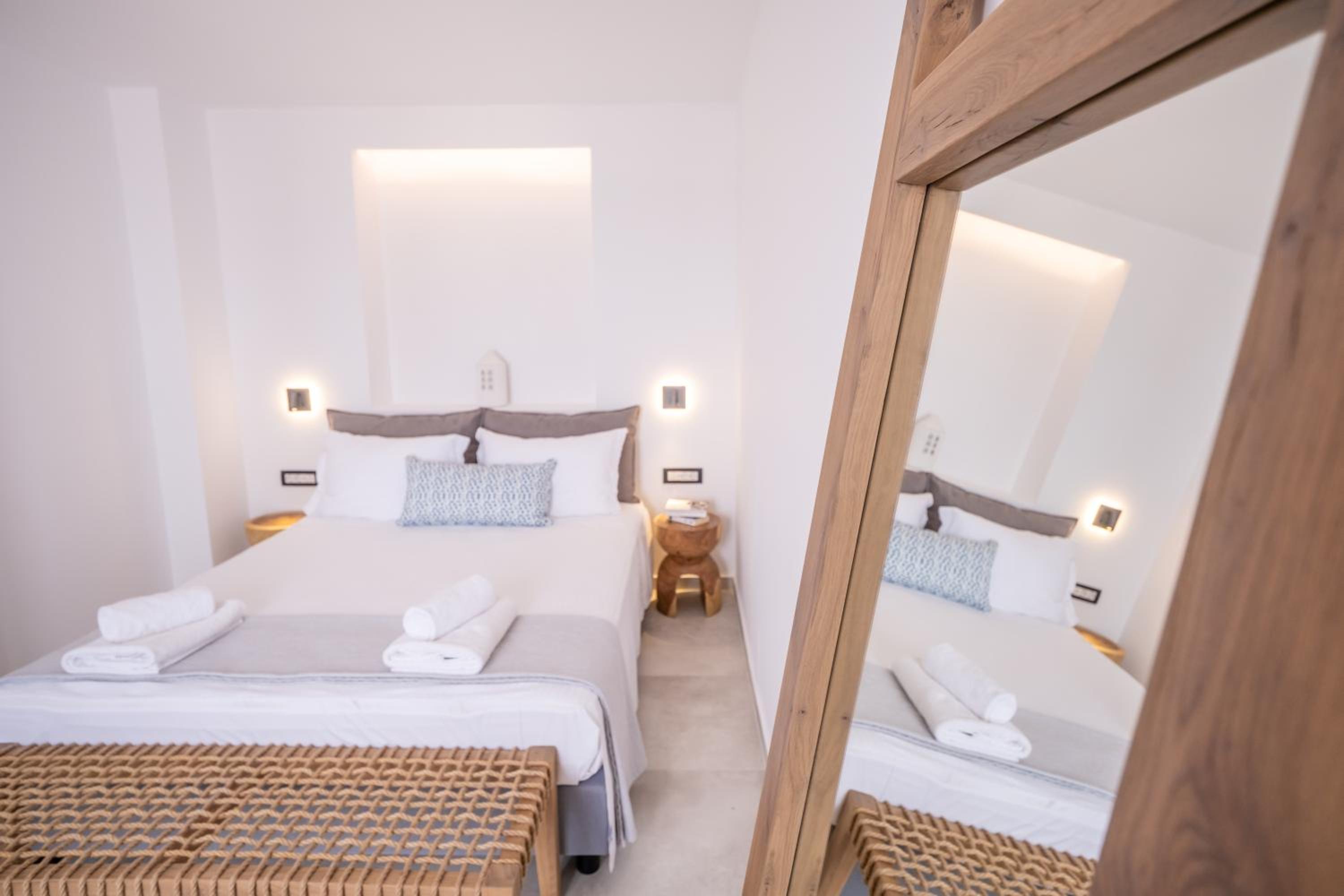 Queen Suite with Pool View