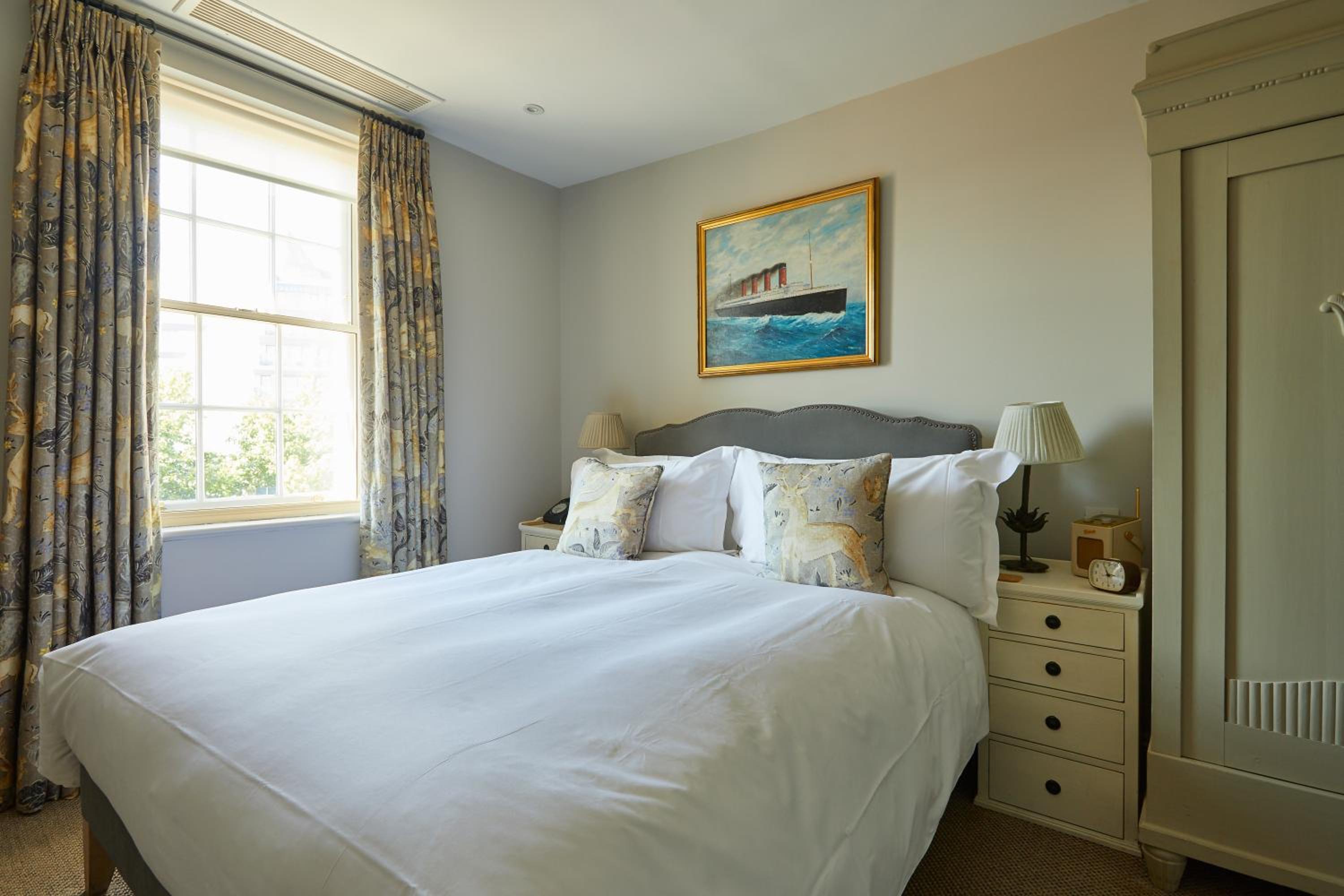 Superior King Room - Photo 3