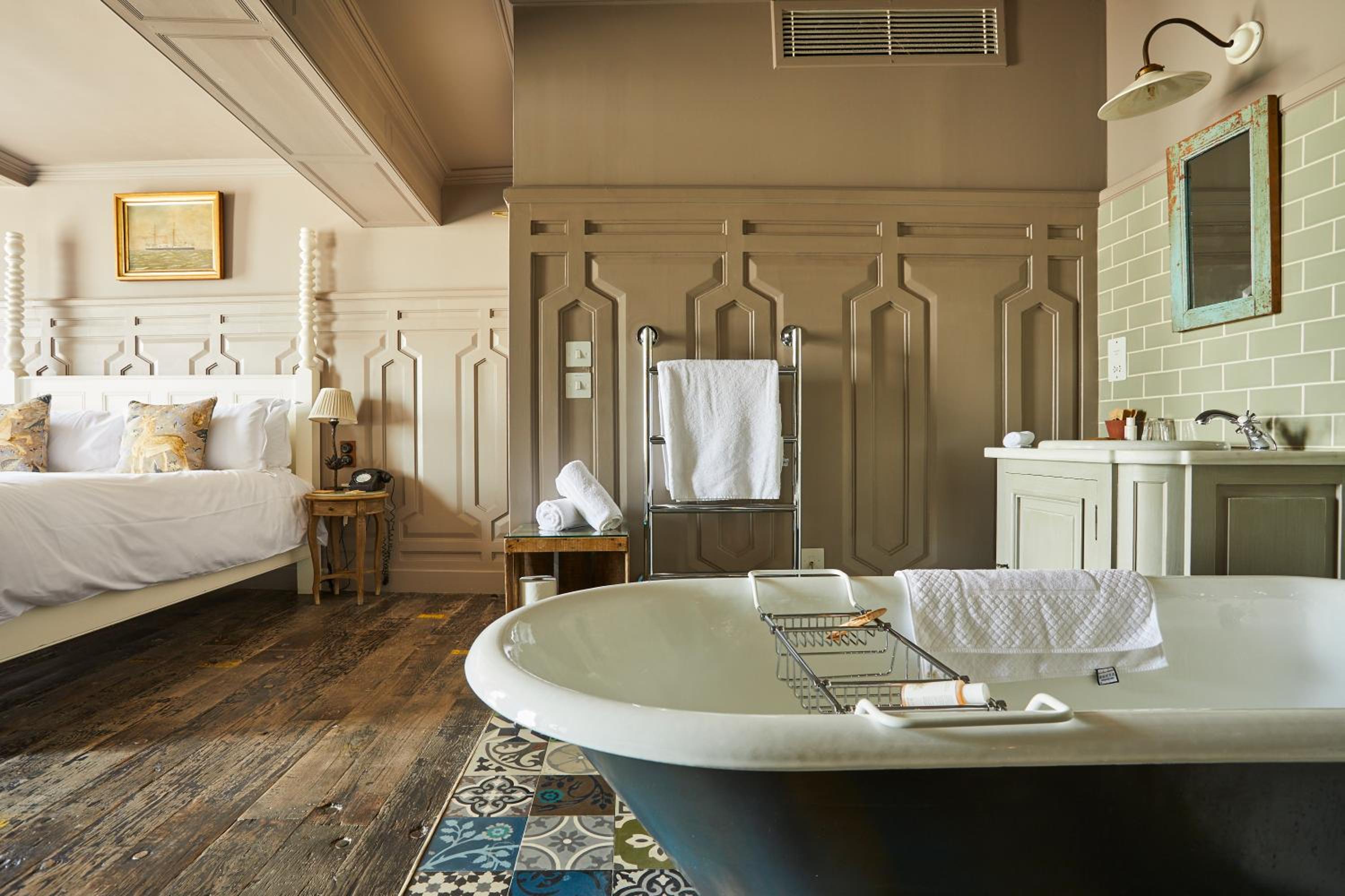 Deluxe King Room - Photo 3
