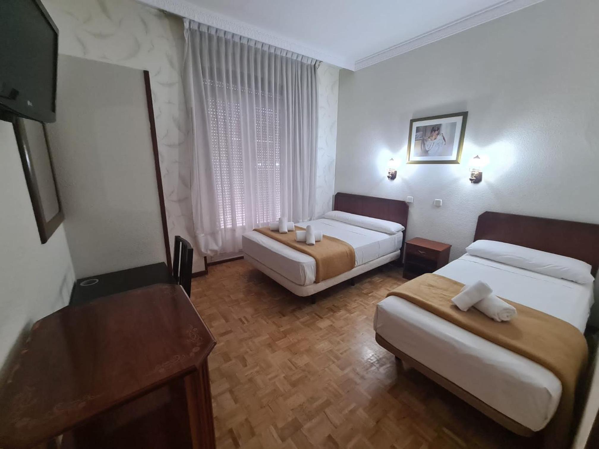 Twin Room with Balcony - Photo 1