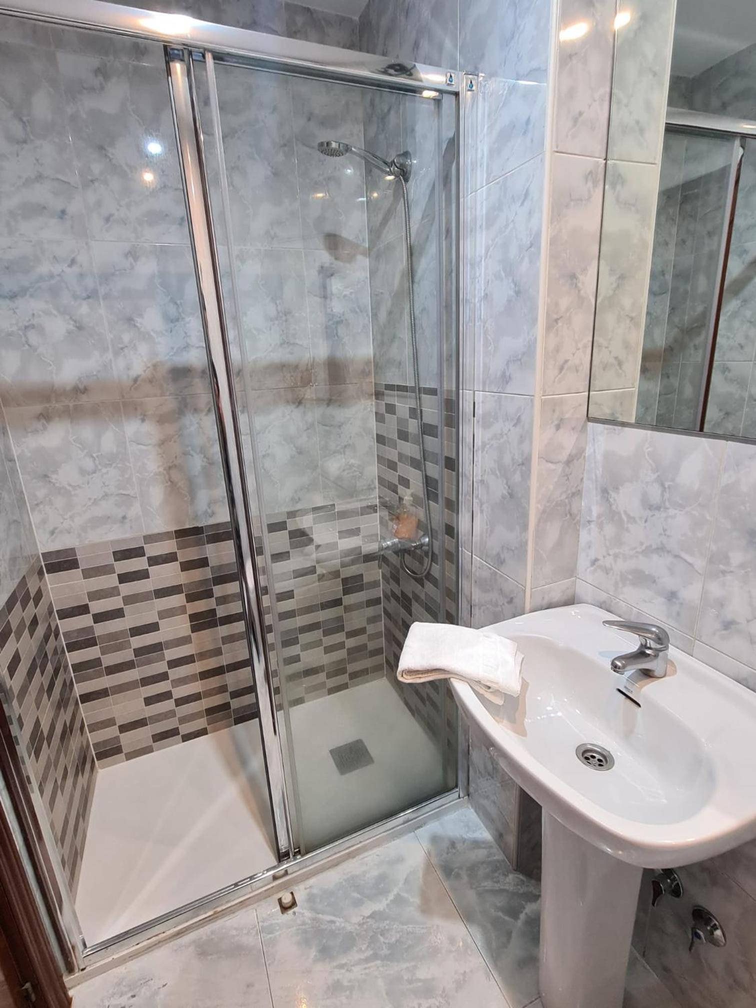Double Room with Balcony - Photo 4
