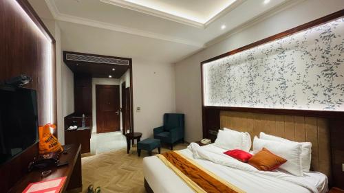 Deluxe Double Room (2 Adults + 1 Child) - Photo 6