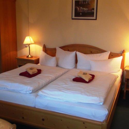 Deluxe Double Room (2 Adults + 1 Child) - Photo 2