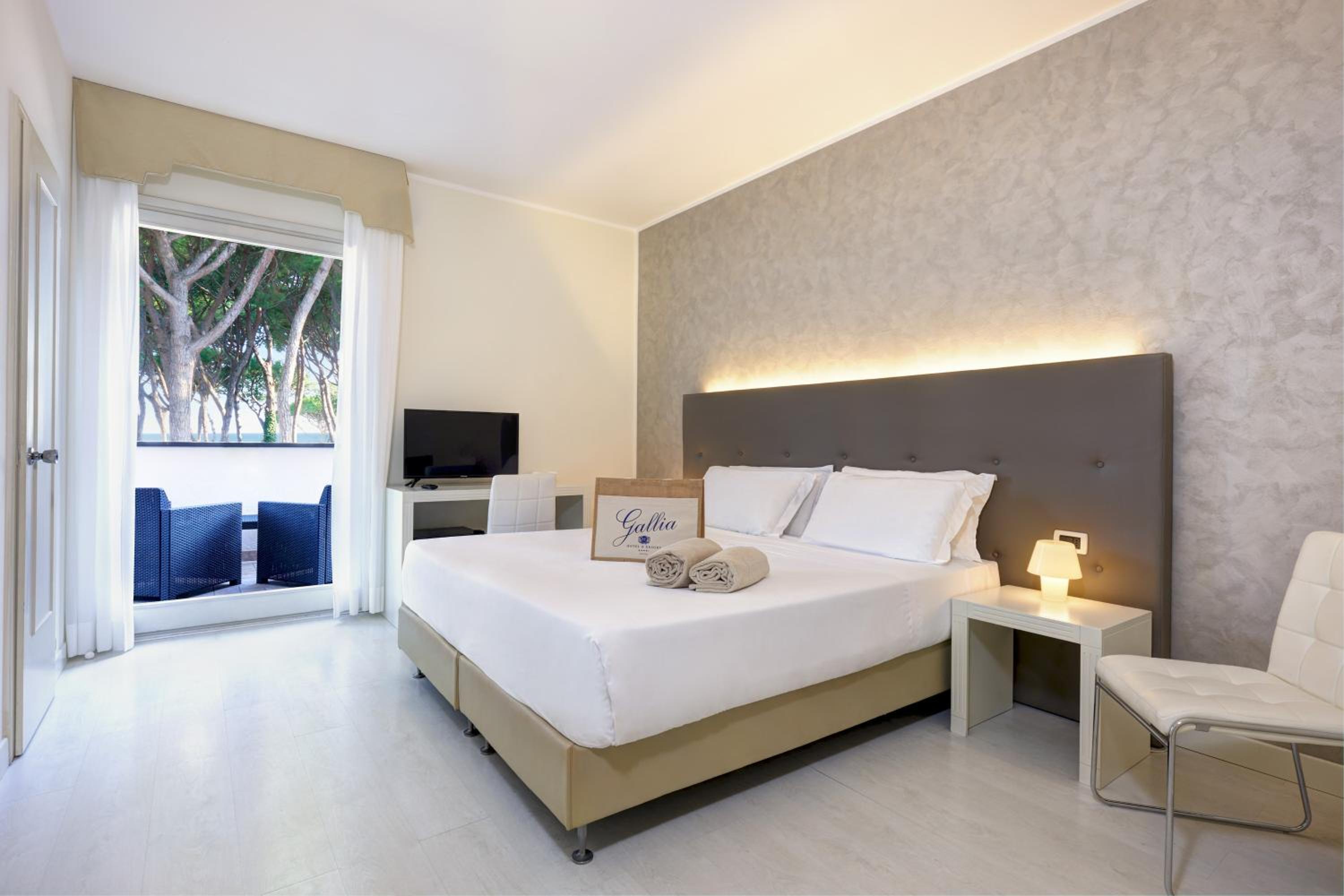 Superior Double Room with Partial Sea View