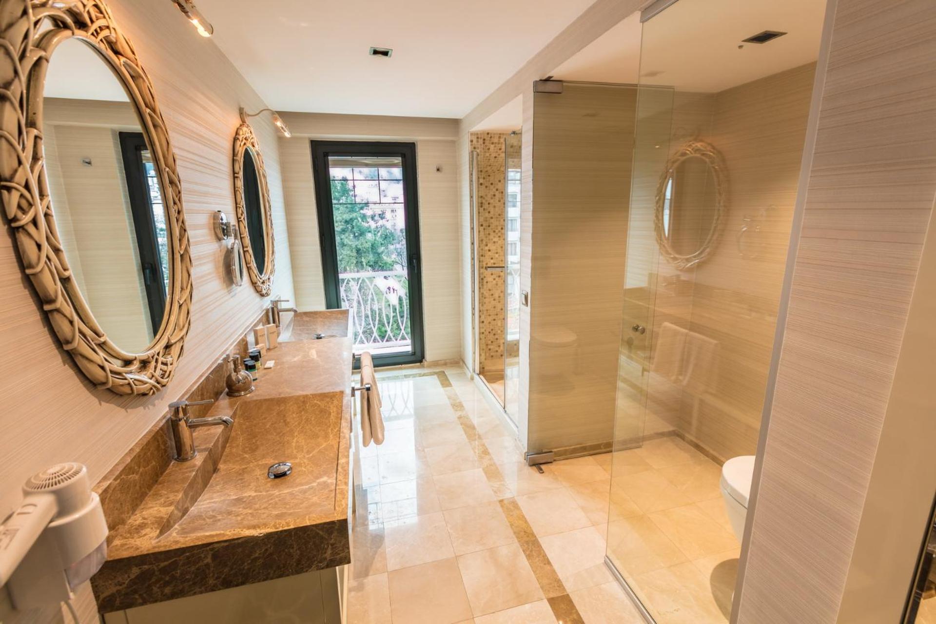 Deluxe Suite with Spa Bath photo 2