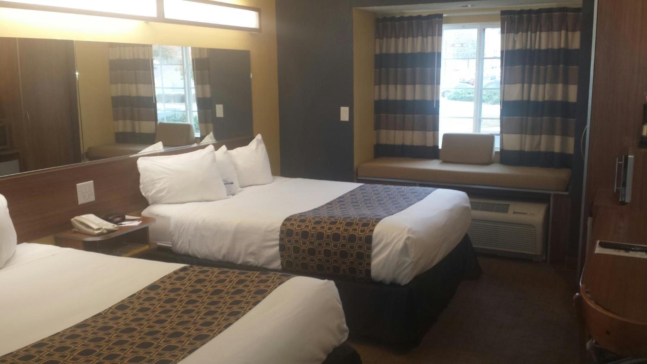 Queen Room with Two Queen Beds - Non-Smoking - Photo 2