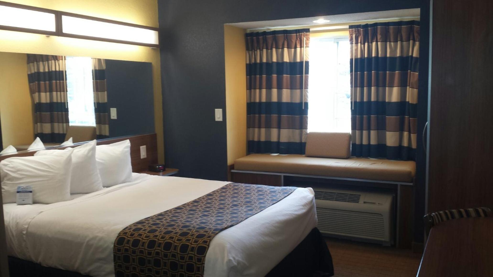 Queen Room - Non-Smoking - Photo 3