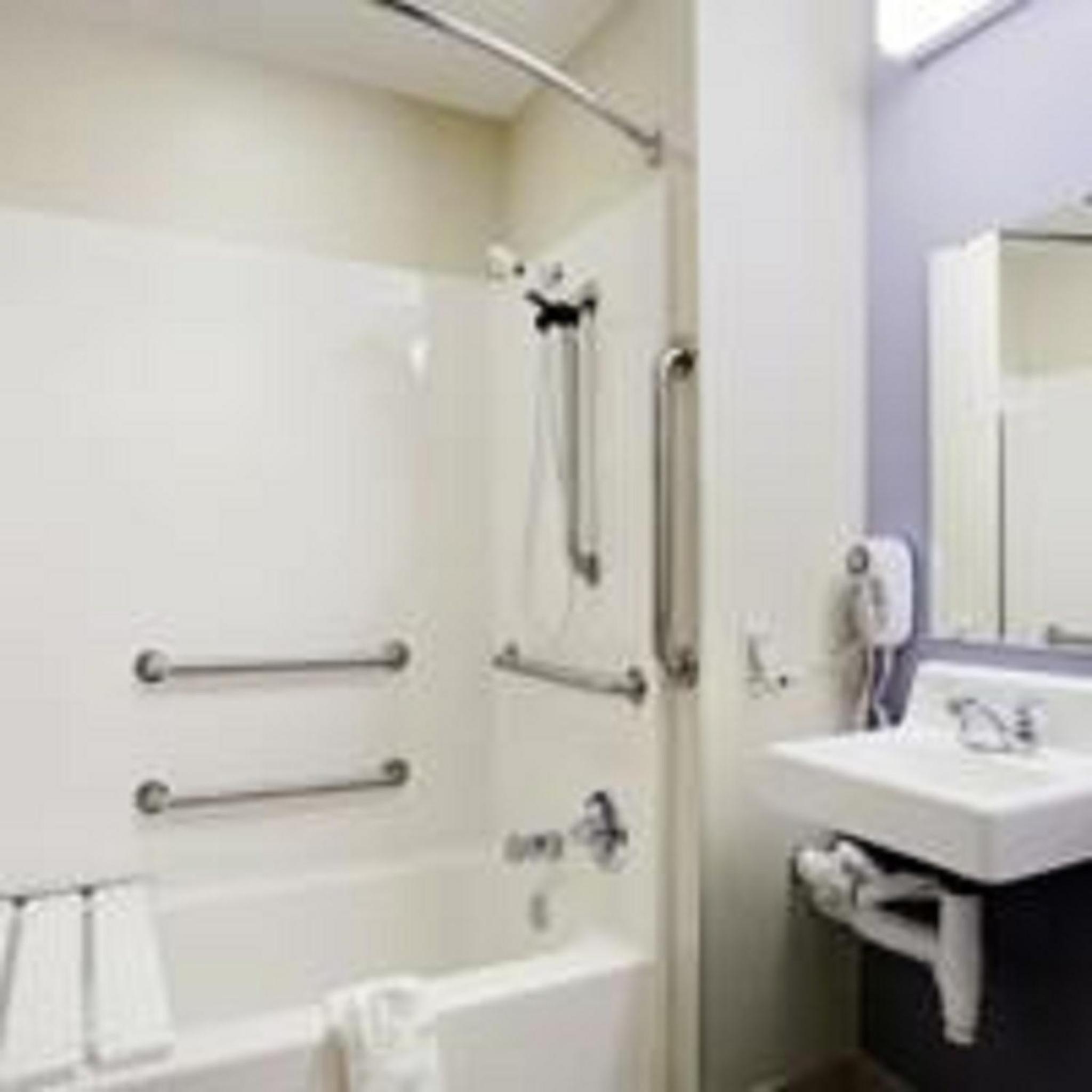 Deluxe Queen Room - Mobility Access/Non-Smoking - Photo 4