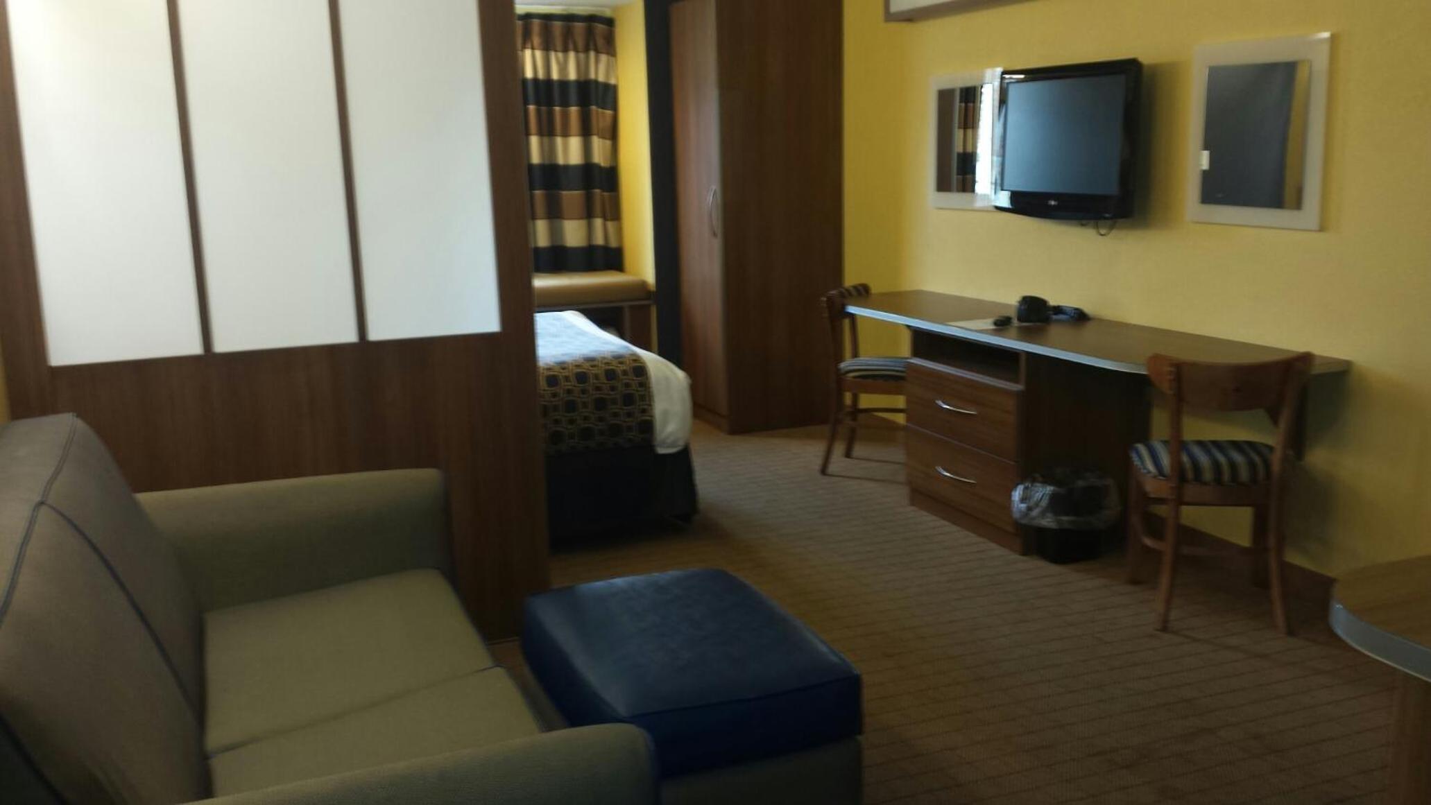Queen Studio Suite - Non-Smoking - Photo 4