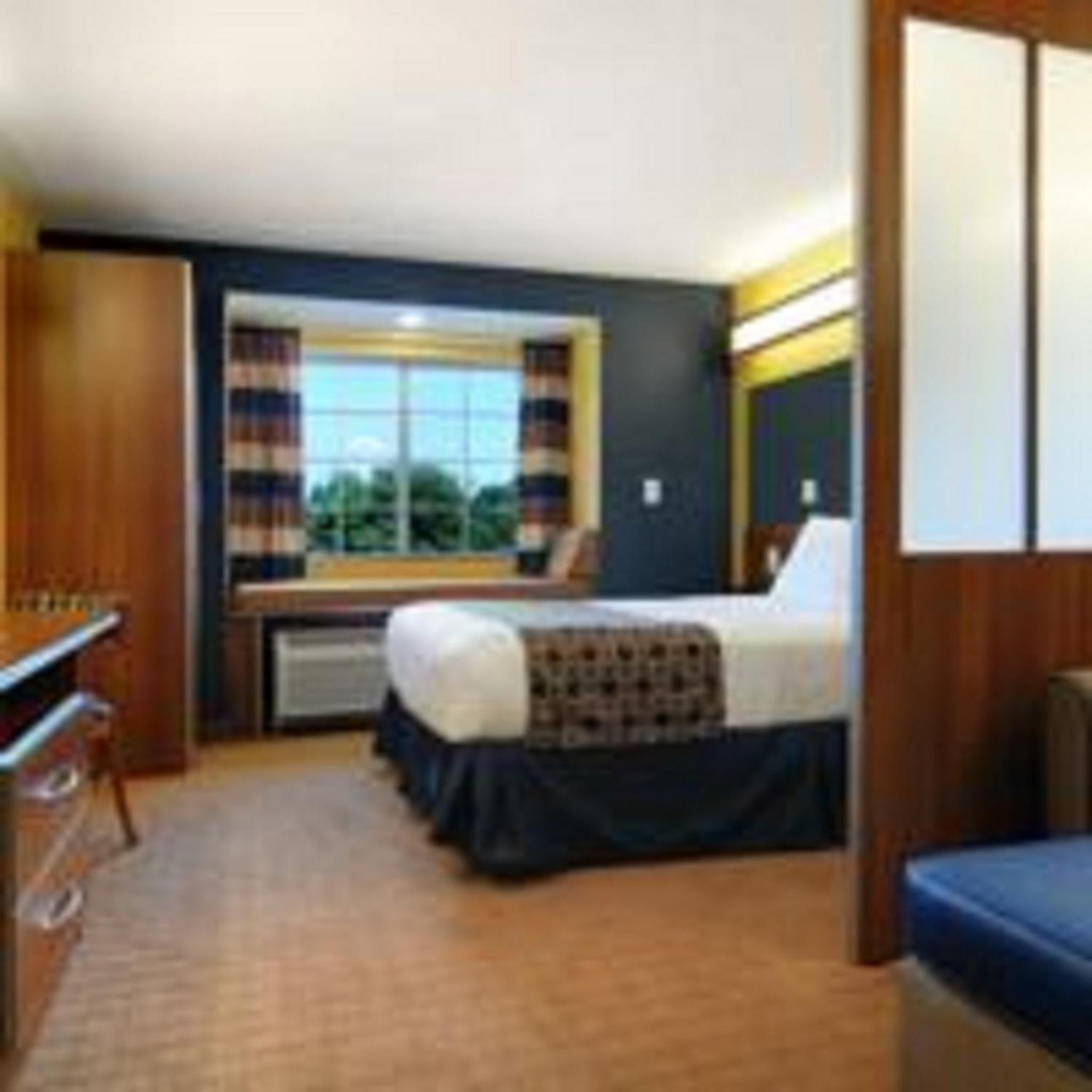Queen Studio Suite - Non-Smoking - Photo 2