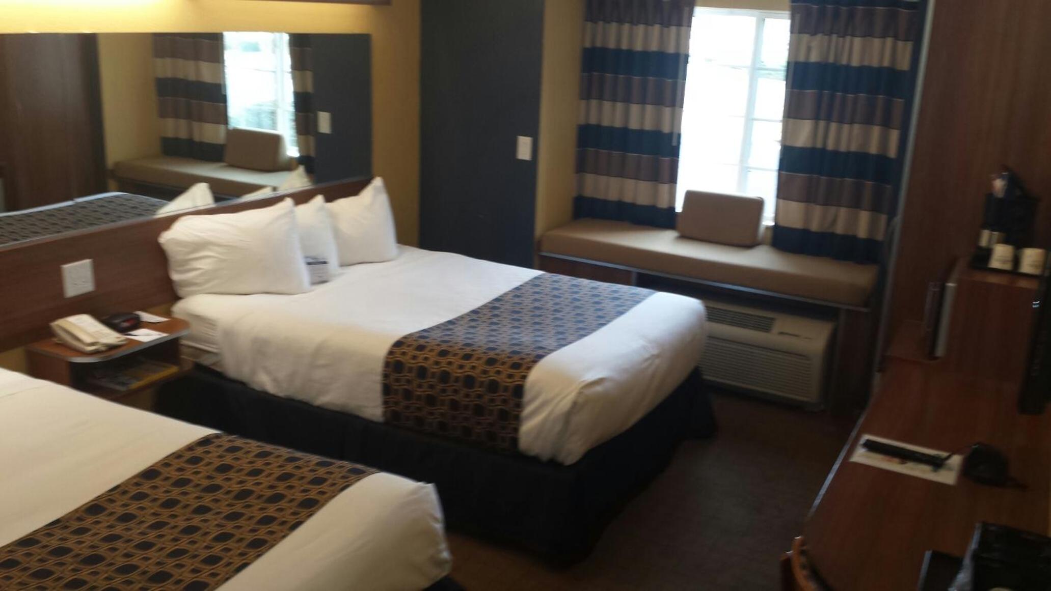 Queen Room with Two Queen Beds - Non-Smoking - Photo 3