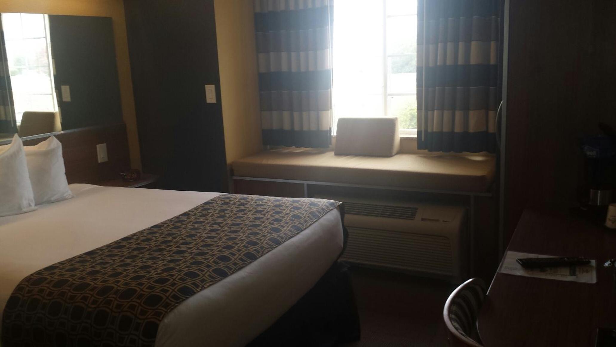 Queen Room - Non-Smoking - Photo 1