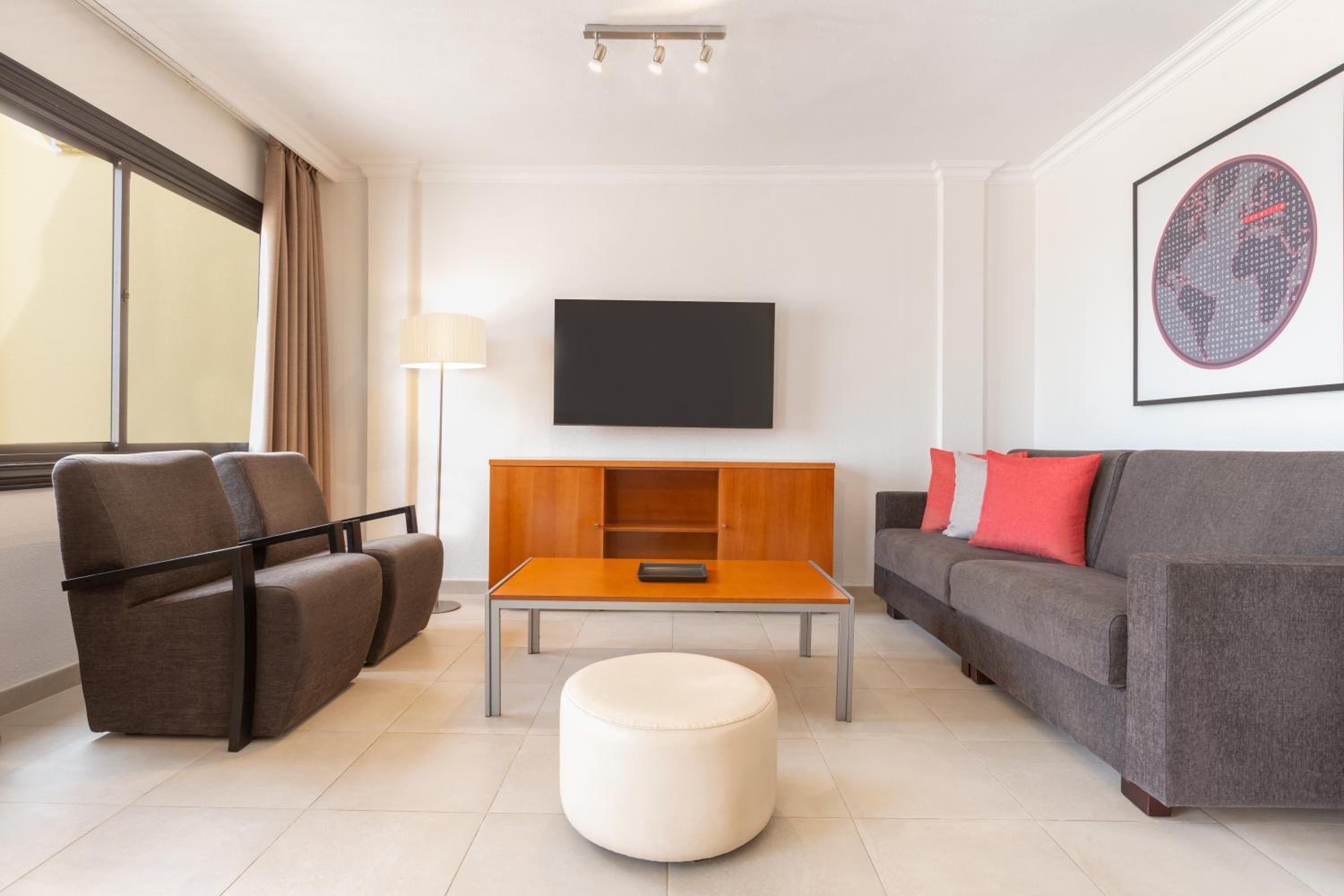 Apartamento de tres habitaciones con vista al mar