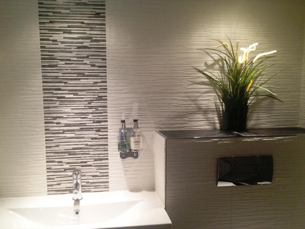 Double or Twin Room with Private Bathroom - Photo 7
