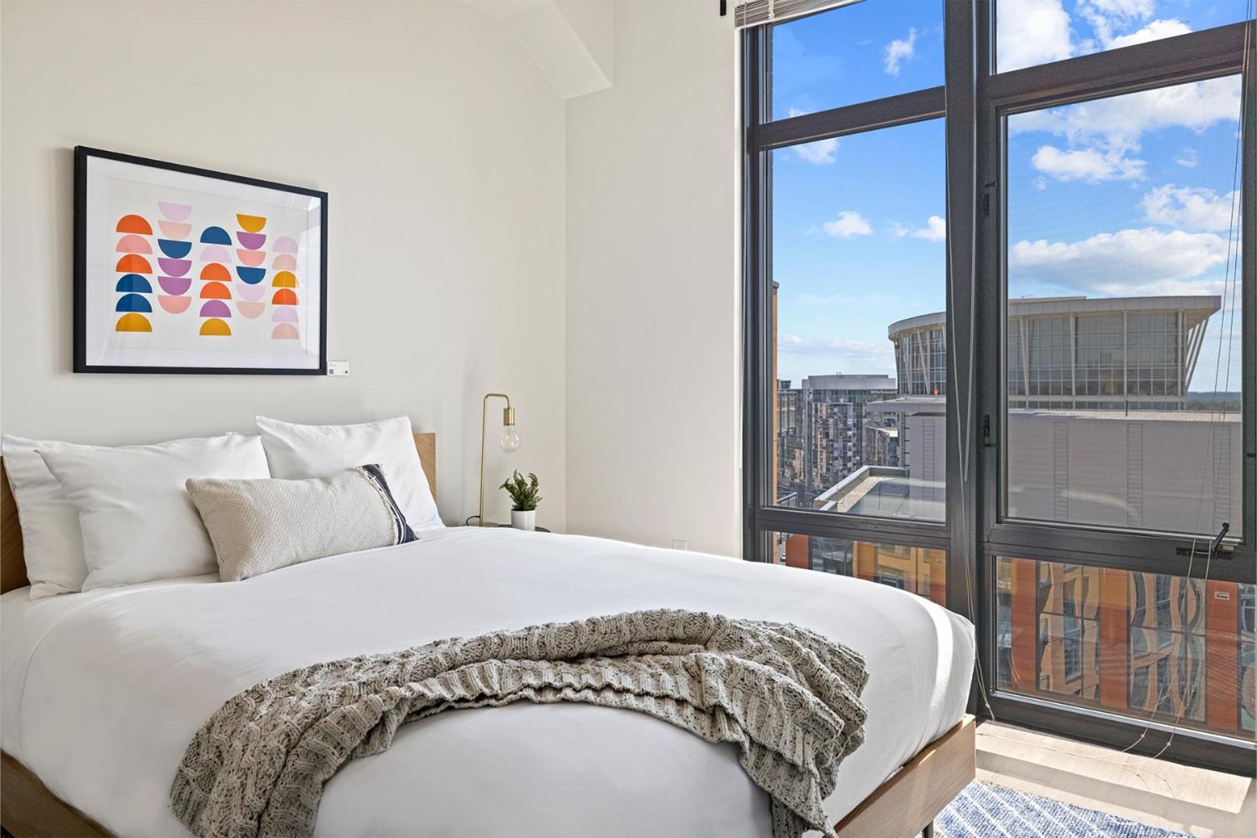 Premium One Bedroom Apartment with Balcony  - Photo 4
