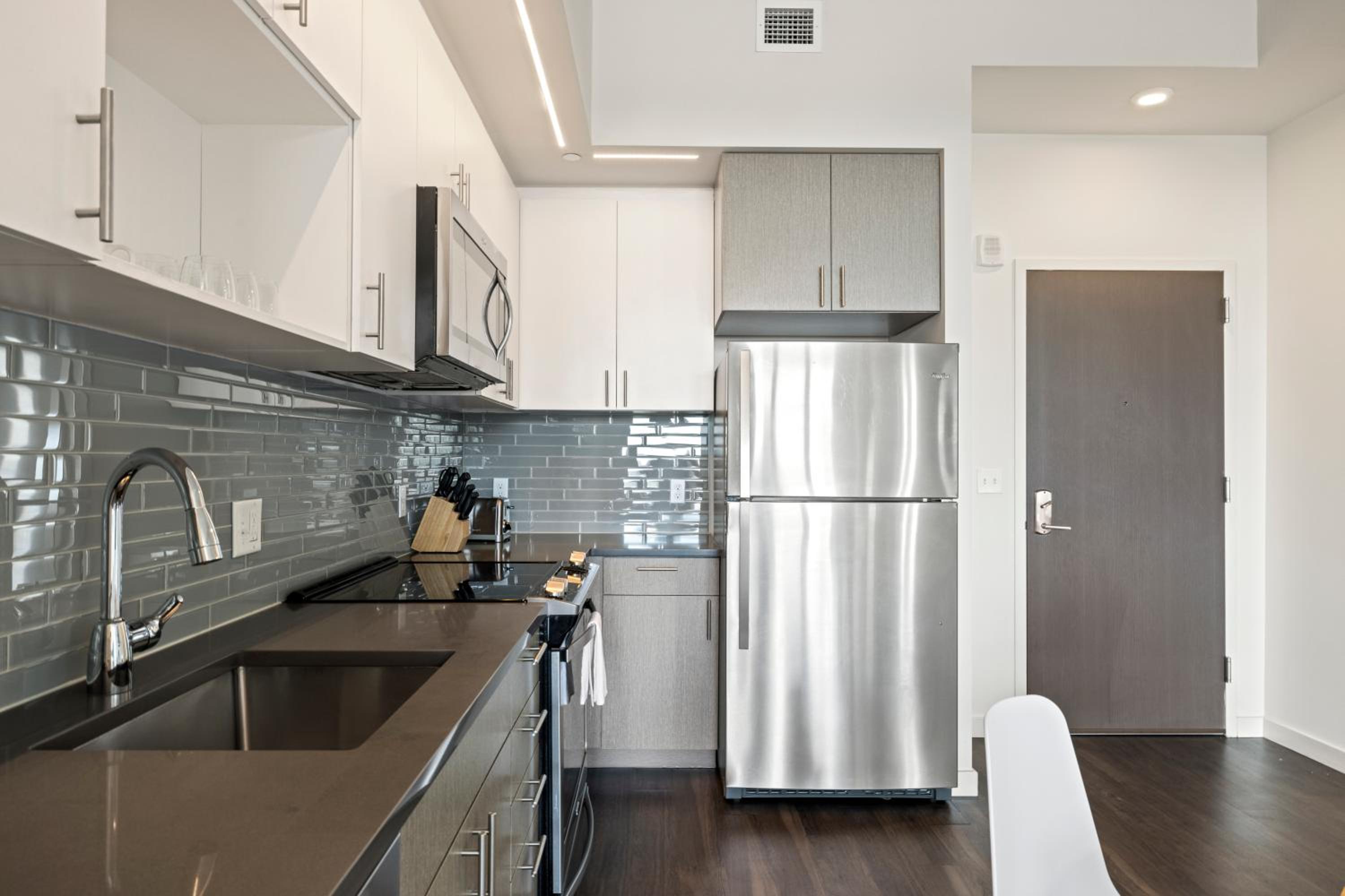 Premium One Bedroom Apartment with Balcony  - Photo 8
