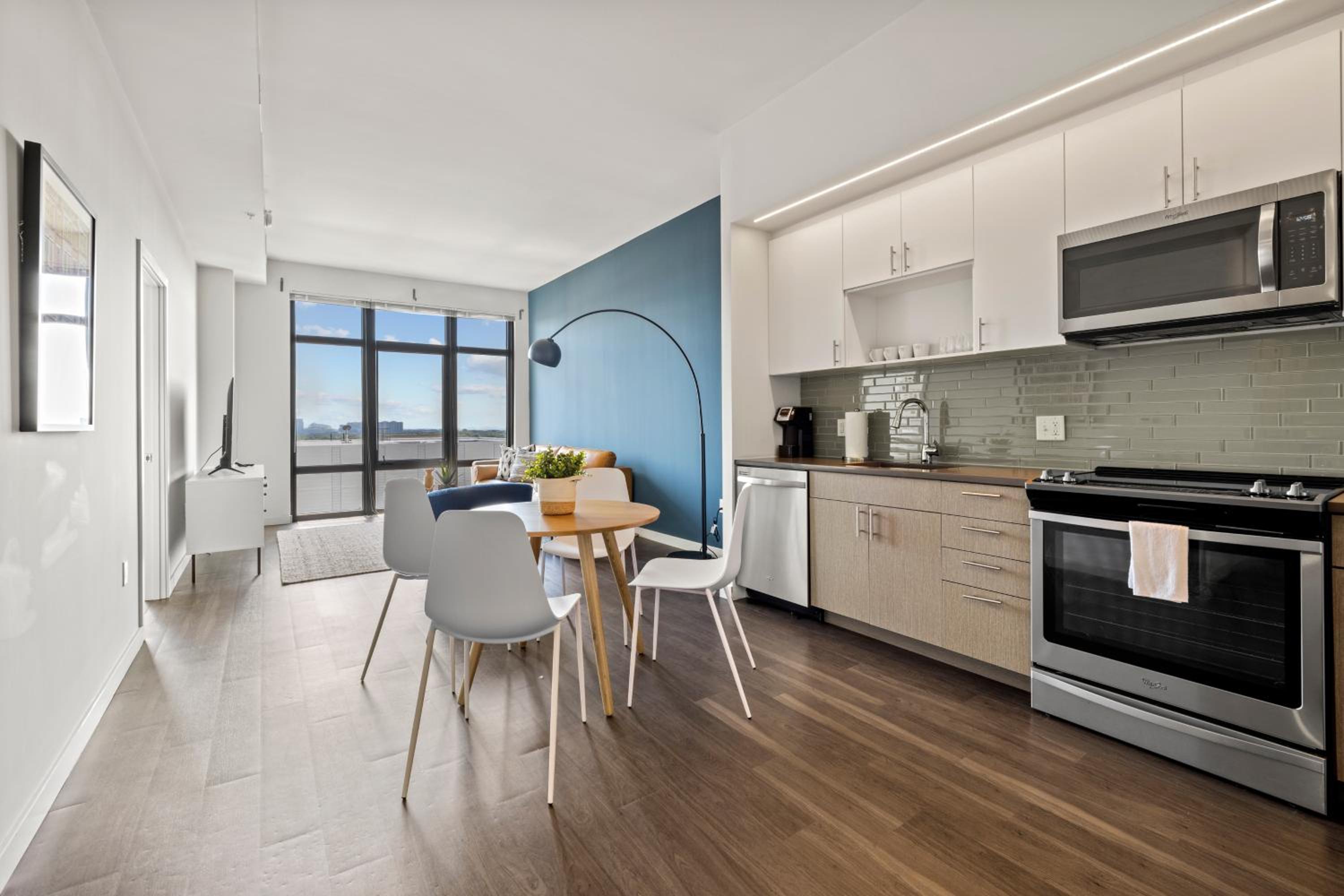 Premium One Bedroom Apartment with Balcony  - Photo 7