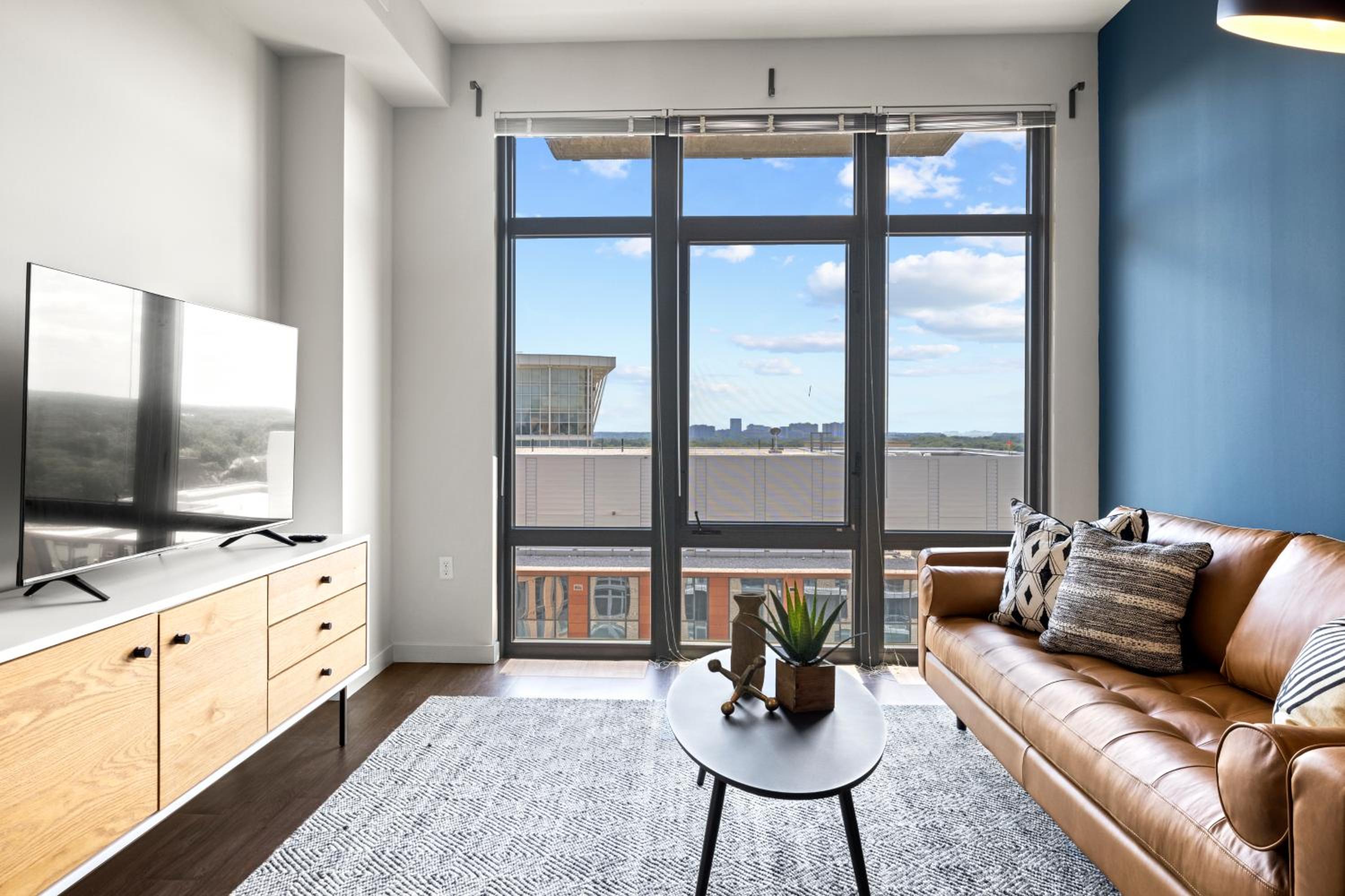Premium One Bedroom Apartment with Balcony  - Photo 9